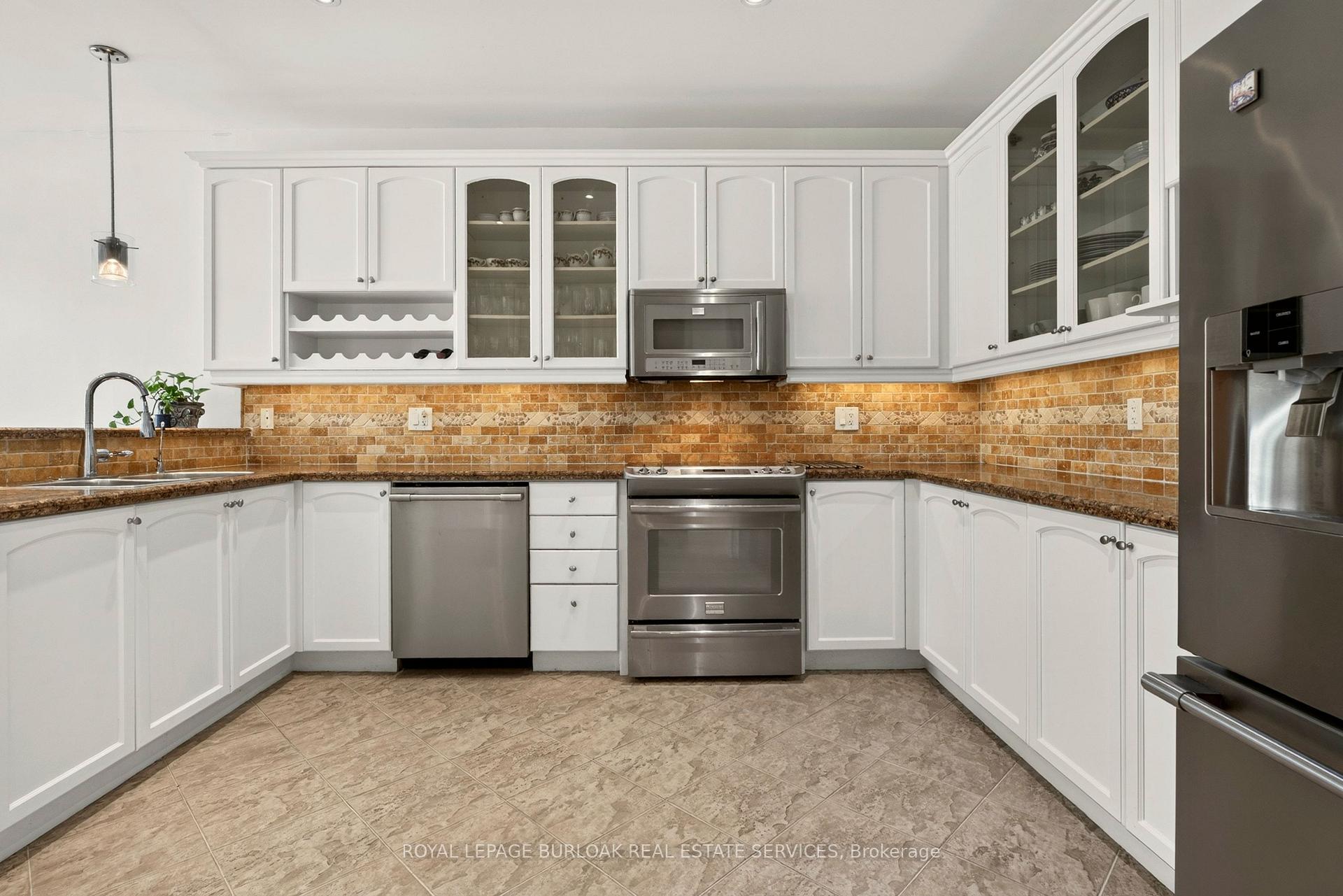 Photo 10 of 215 Burloak Drive, Oakville, Bronte — HOMEH