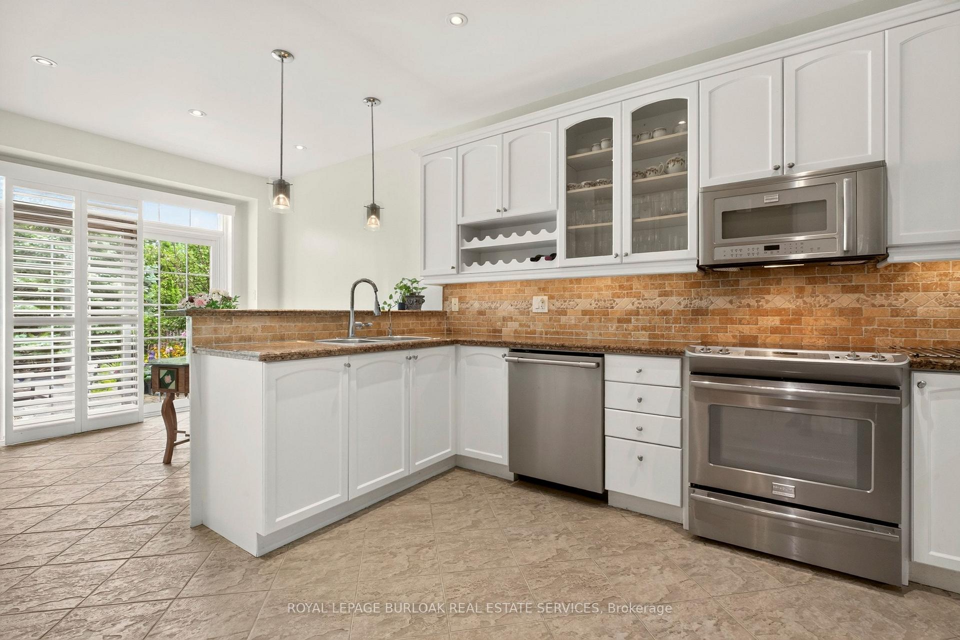 Photo 11 of 215 Burloak Drive, Oakville, Bronte — HOMEH