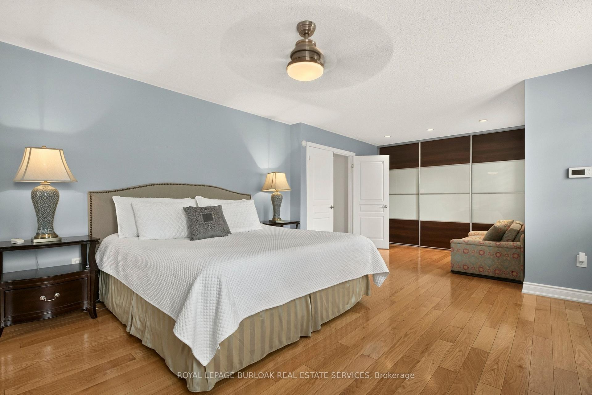 Photo 25 of 215 Burloak Drive, Oakville, Bronte — HOMEH