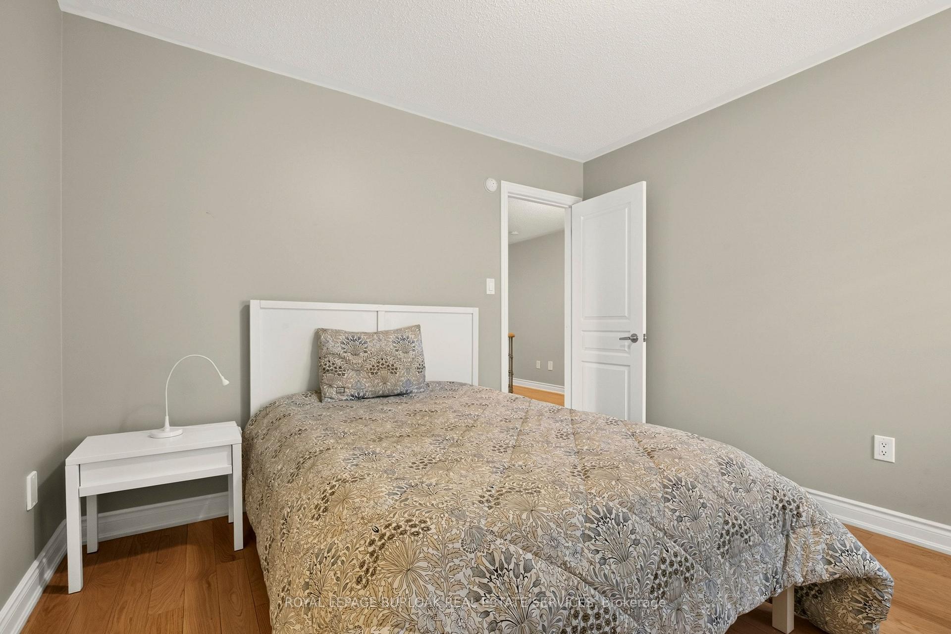 Photo 34 of 215 Burloak Drive, Oakville, Bronte — HOMEH