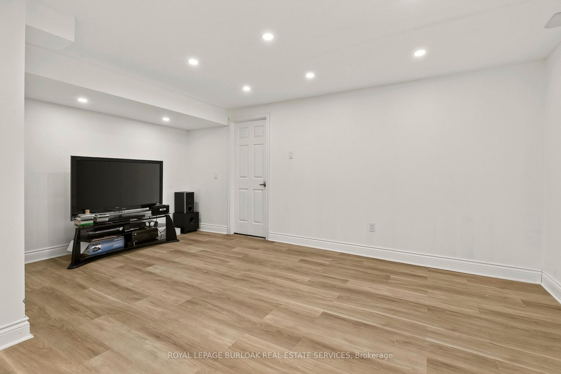 Photo 35 of 215 Burloak Drive, Oakville, Bronte — HOMEH