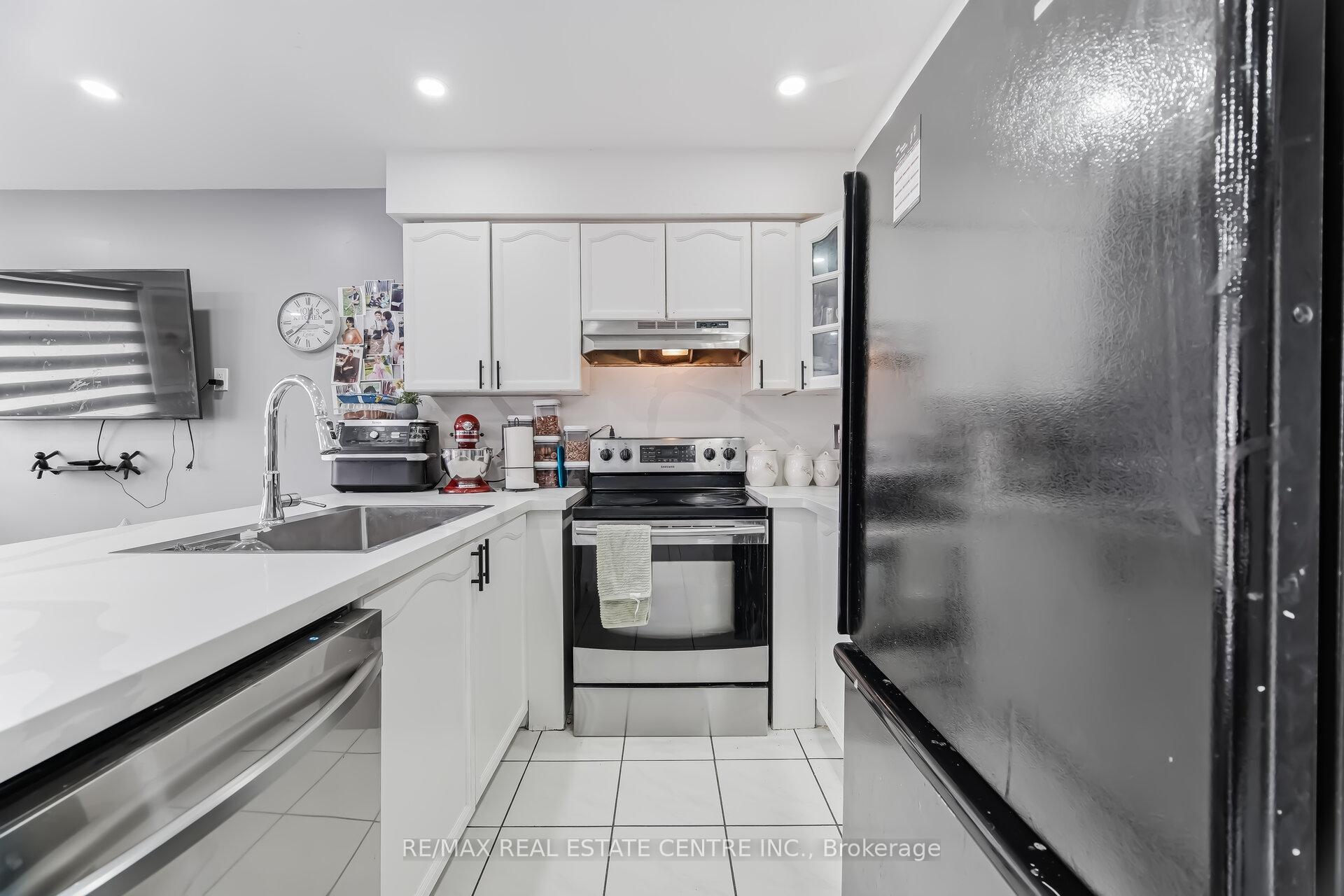 Photo 14 of 28 Mount Fuji Crescent, Brampton, Sandringham-Wellington — HOMEH