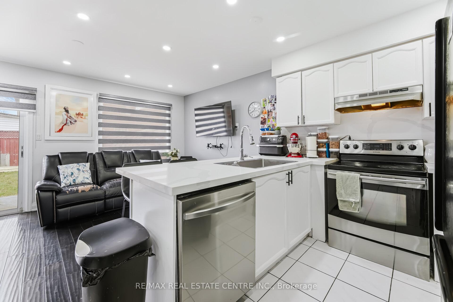 Photo 15 of 28 Mount Fuji Crescent, Brampton, Sandringham-Wellington — HOMEH