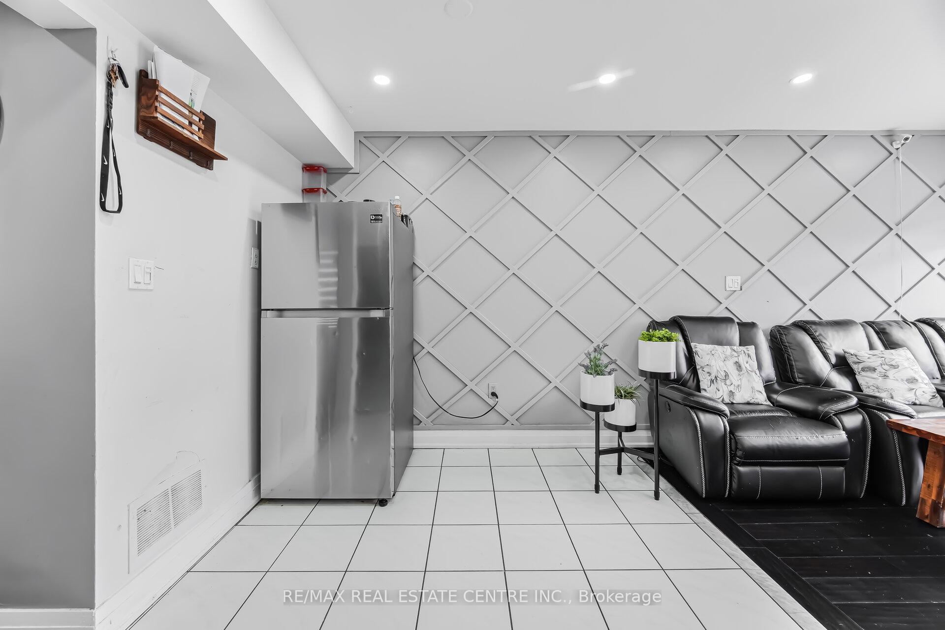Photo 17 of 28 Mount Fuji Crescent, Brampton, Sandringham-Wellington — HOMEH
