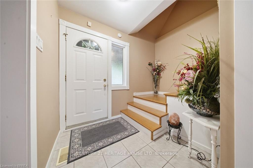 Photo 5 of 106 Memorial Drive, Brantford, Fairview/Greenbrier — HOMEH