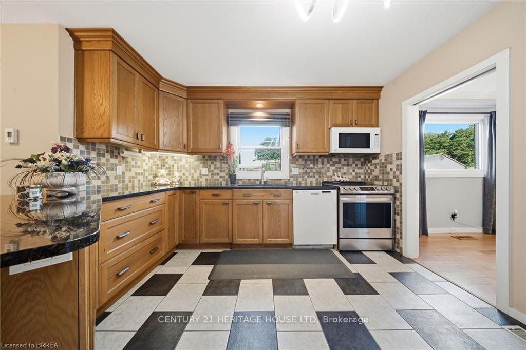 Photo 10 of 106 Memorial Drive, Brantford, Fairview/Greenbrier — HOMEH
