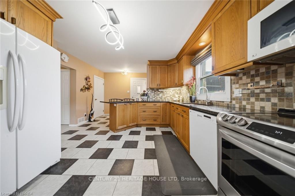 Photo 11 of 106 Memorial Drive, Brantford, Fairview/Greenbrier — HOMEH