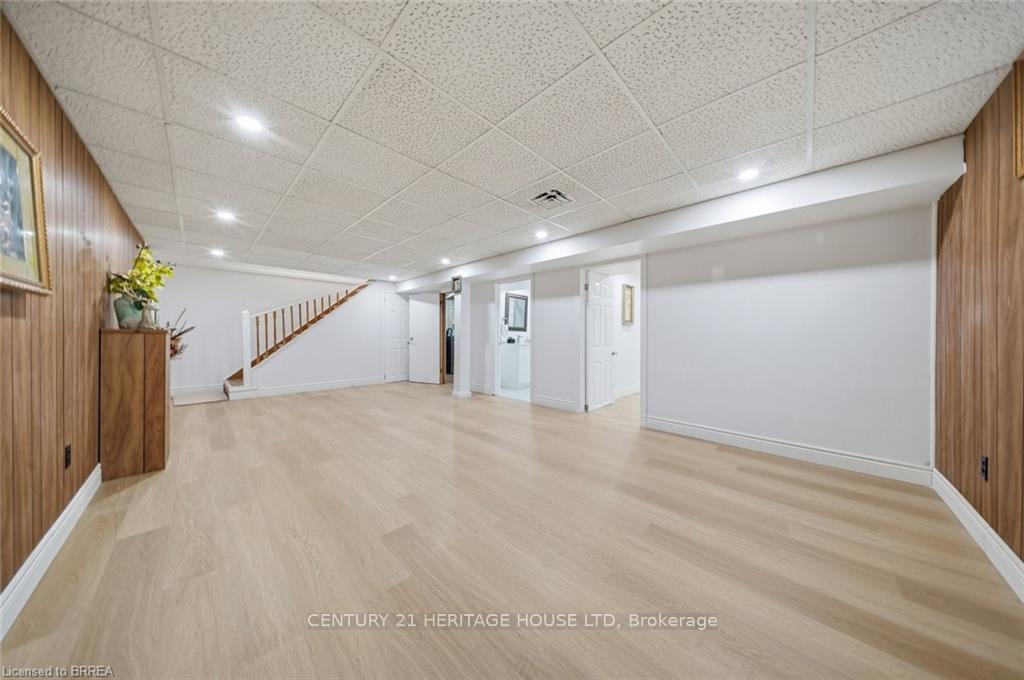 Photo 20 of 106 Memorial Drive, Brantford, Fairview/Greenbrier — HOMEH