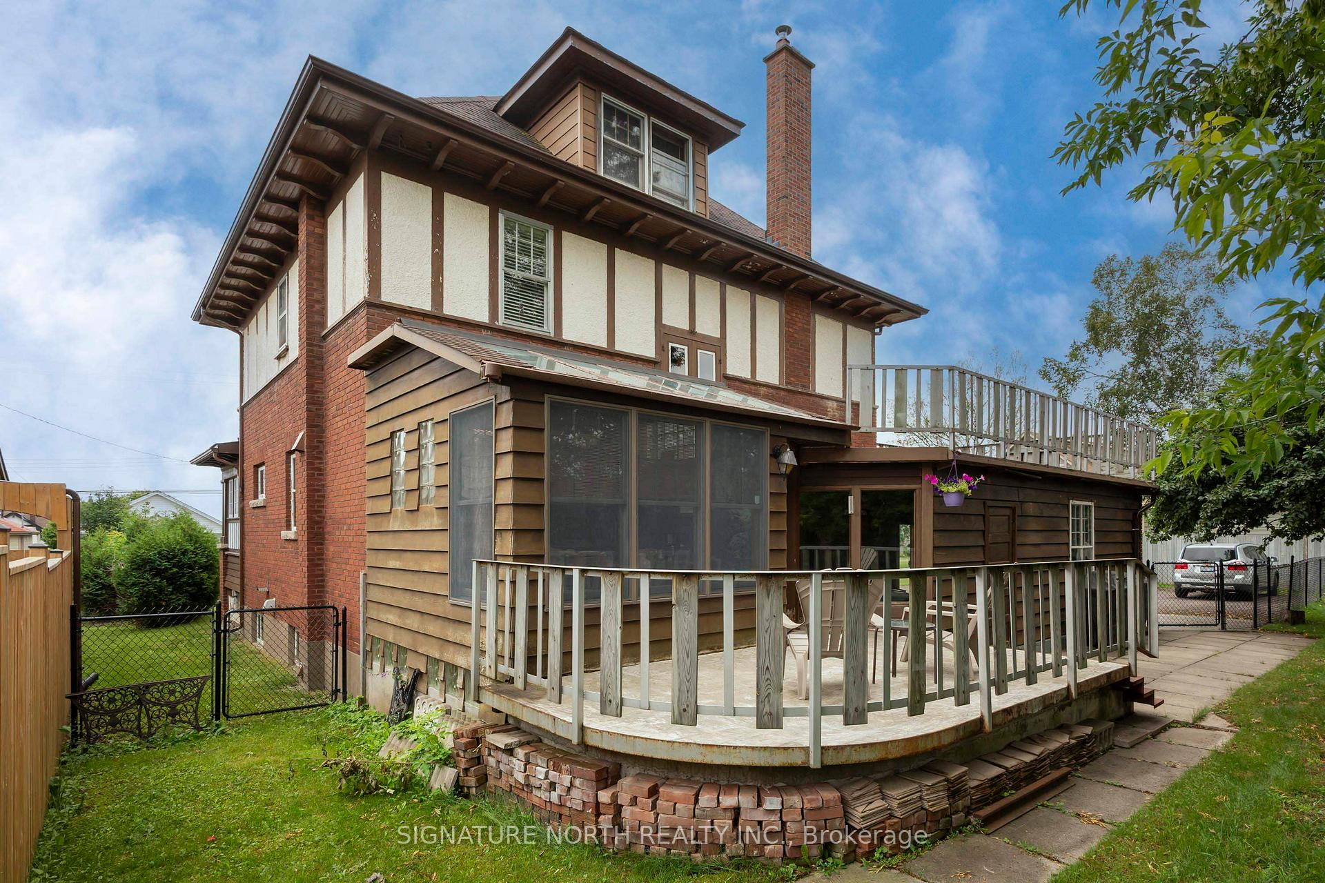 Photo 3 of 74 Prospect Avenue, Thunder Bay, College Heights — HOMEH
