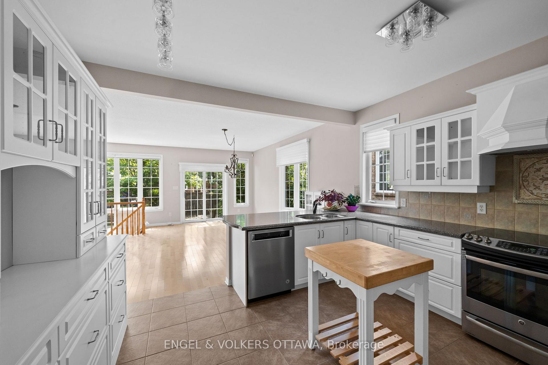 Photo 10 of 205 Cairnsmore Circle, Ottawa, Barrhaven - Stonebridge — HOMEH