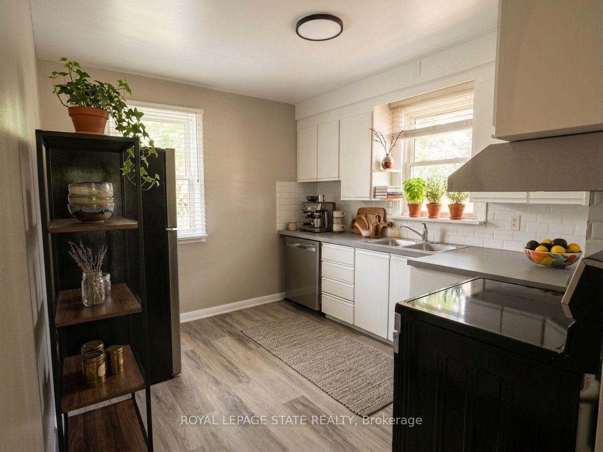Photo 3 of 20 Lloyd Manor Road, Etobicoke, Princess-Rosethorn — HOMEH