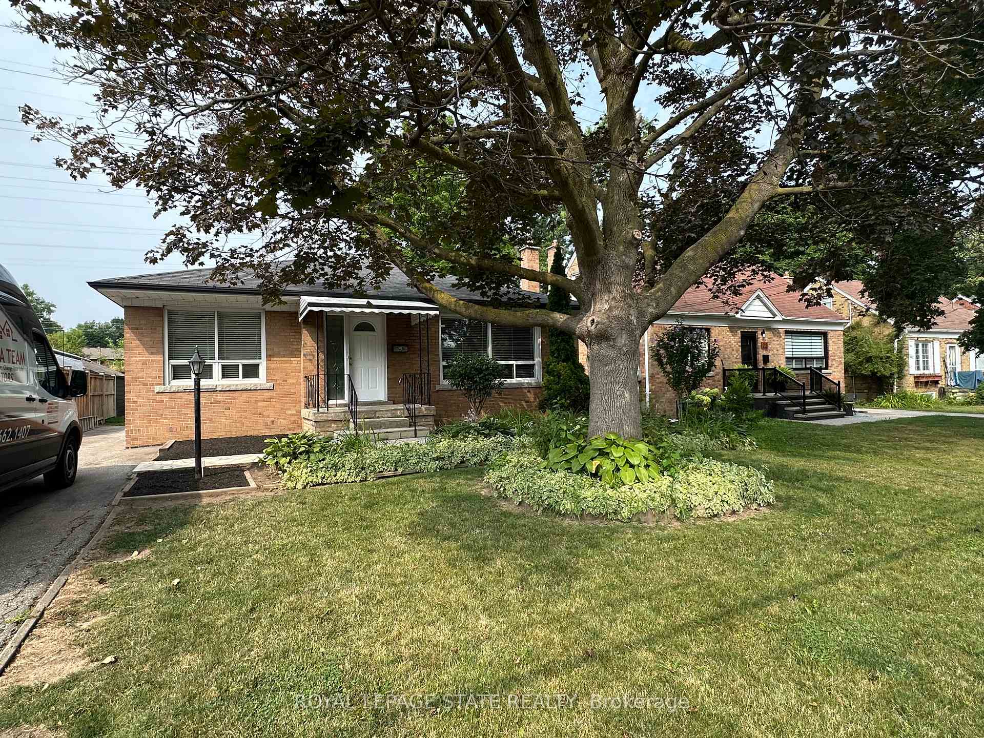 Photo 7 of 20 Lloyd Manor Road, Etobicoke, Princess-Rosethorn — HOMEH