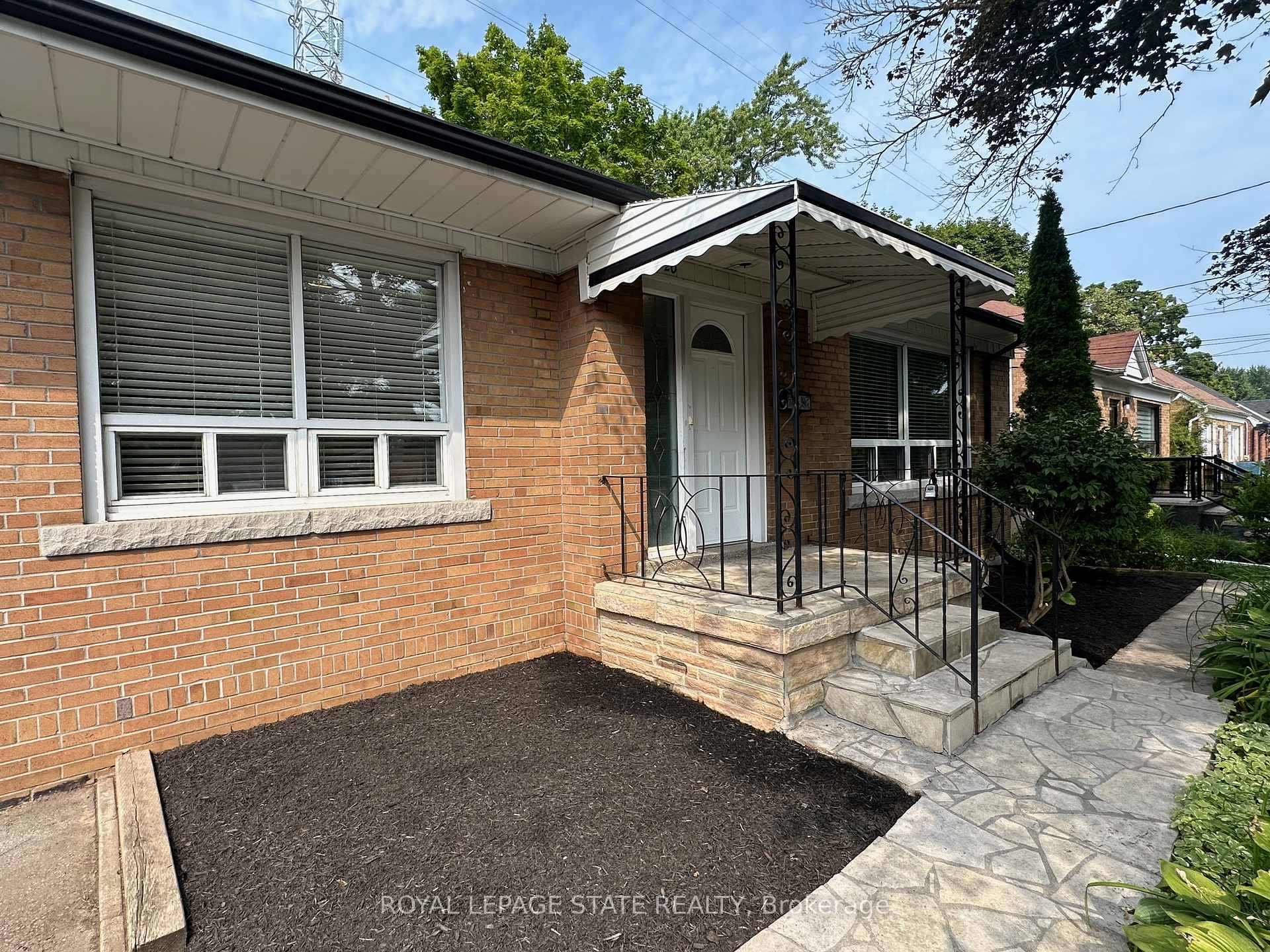 Photo 8 of 20 Lloyd Manor Road, Etobicoke, Princess-Rosethorn — HOMEH