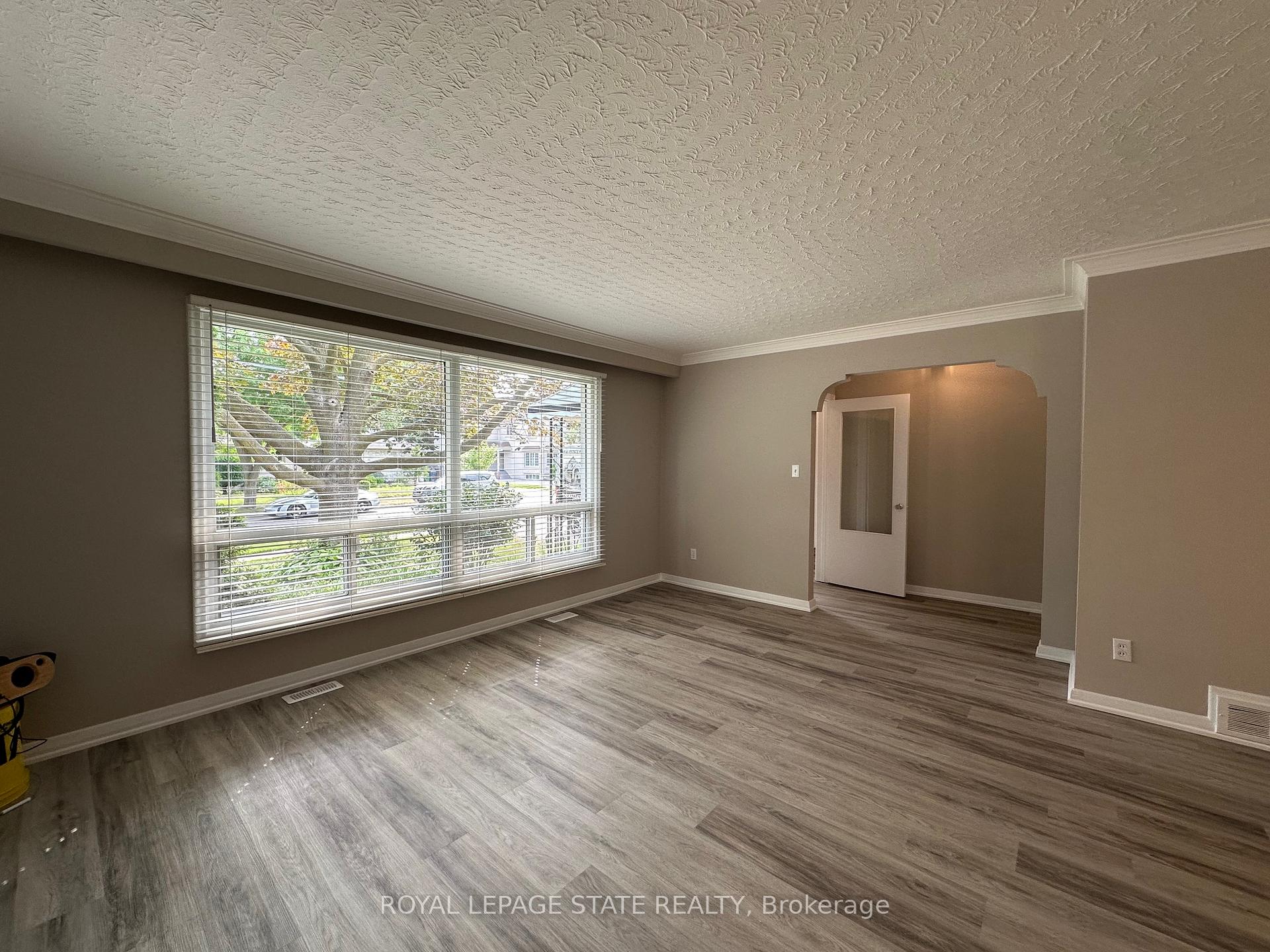 Photo 9 of 20 Lloyd Manor Road, Etobicoke, Princess-Rosethorn — HOMEH