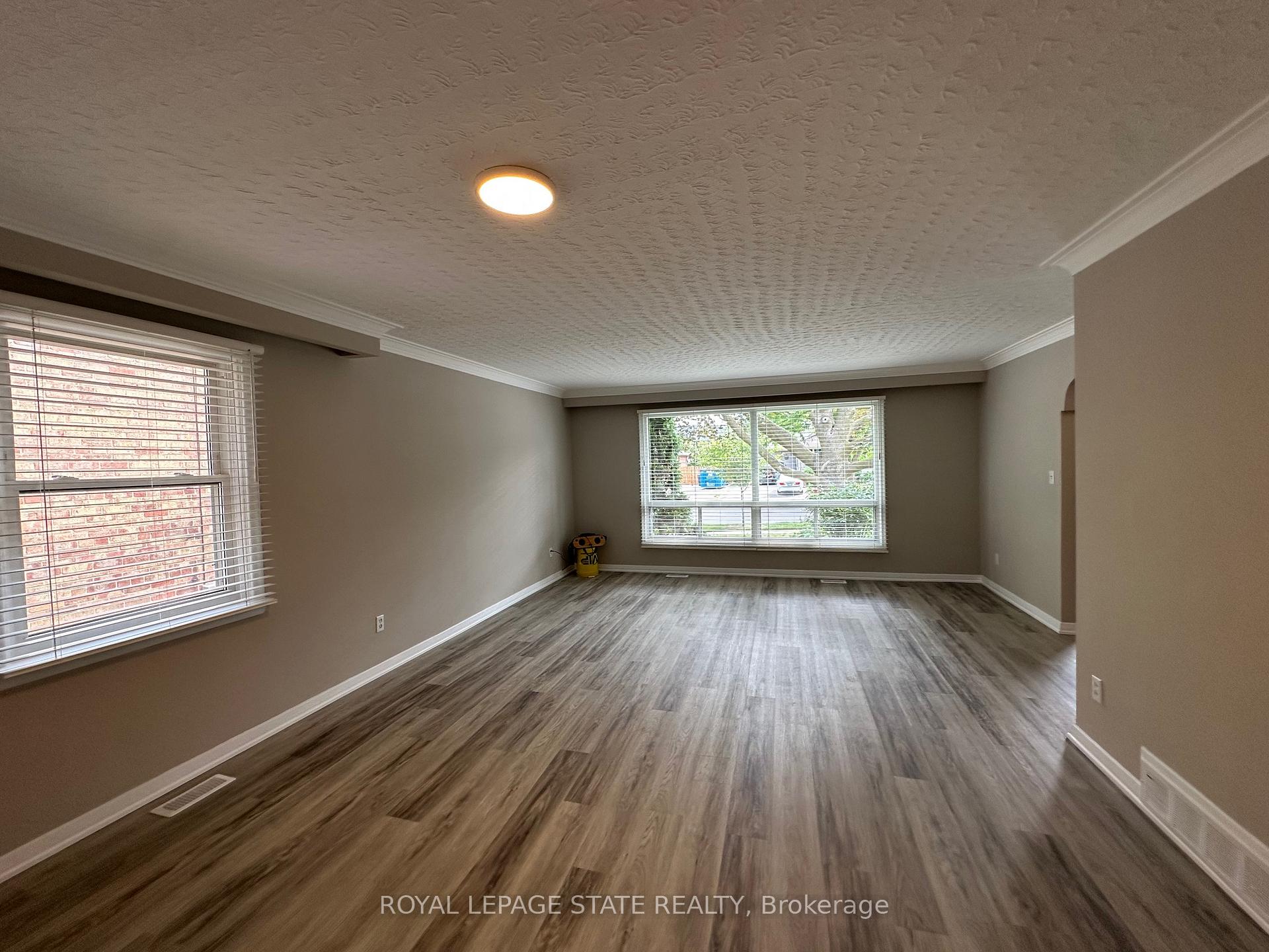 Photo 10 of 20 Lloyd Manor Road, Etobicoke, Princess-Rosethorn — HOMEH