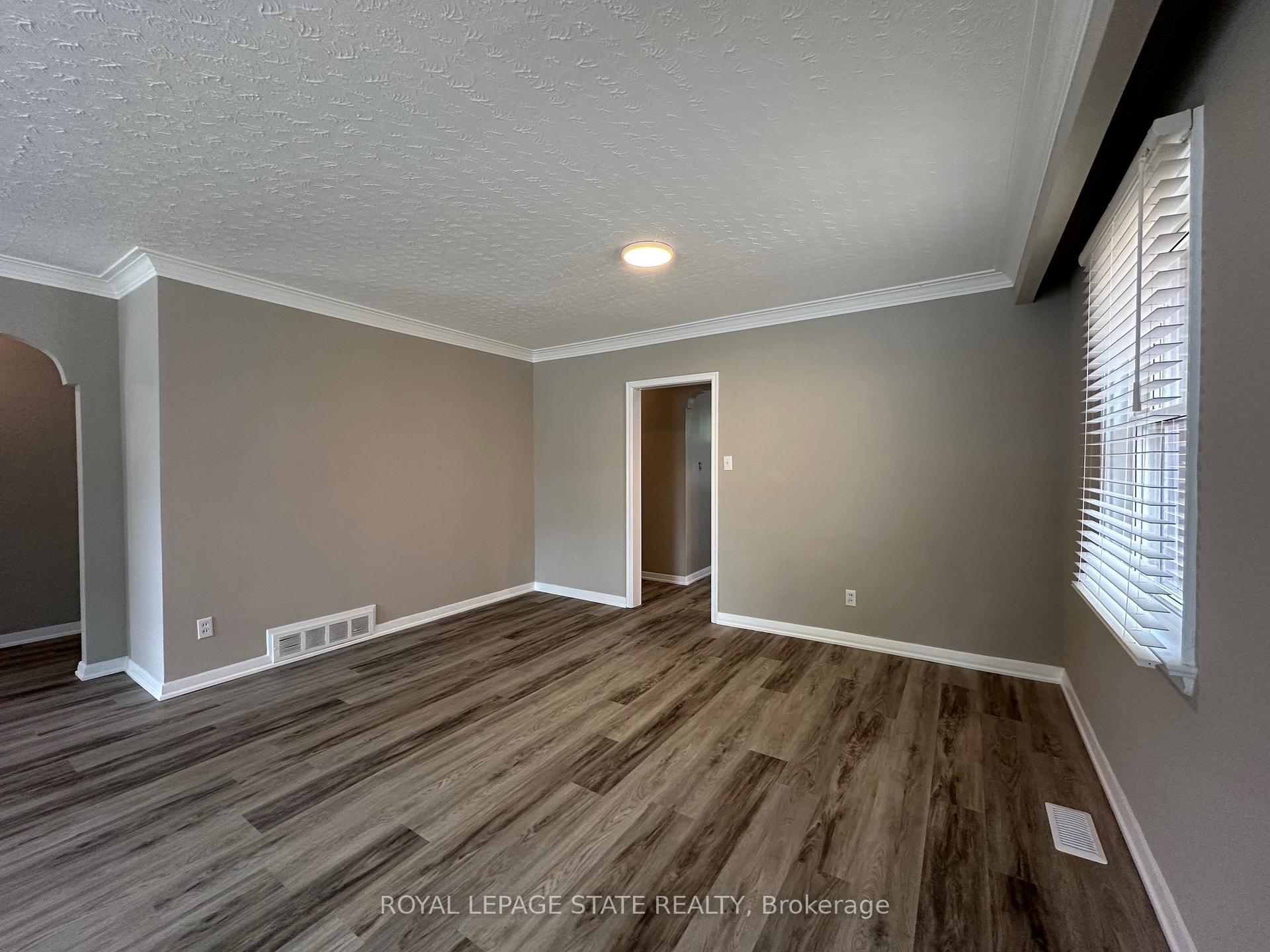 Photo 11 of 20 Lloyd Manor Road, Etobicoke, Princess-Rosethorn — HOMEH