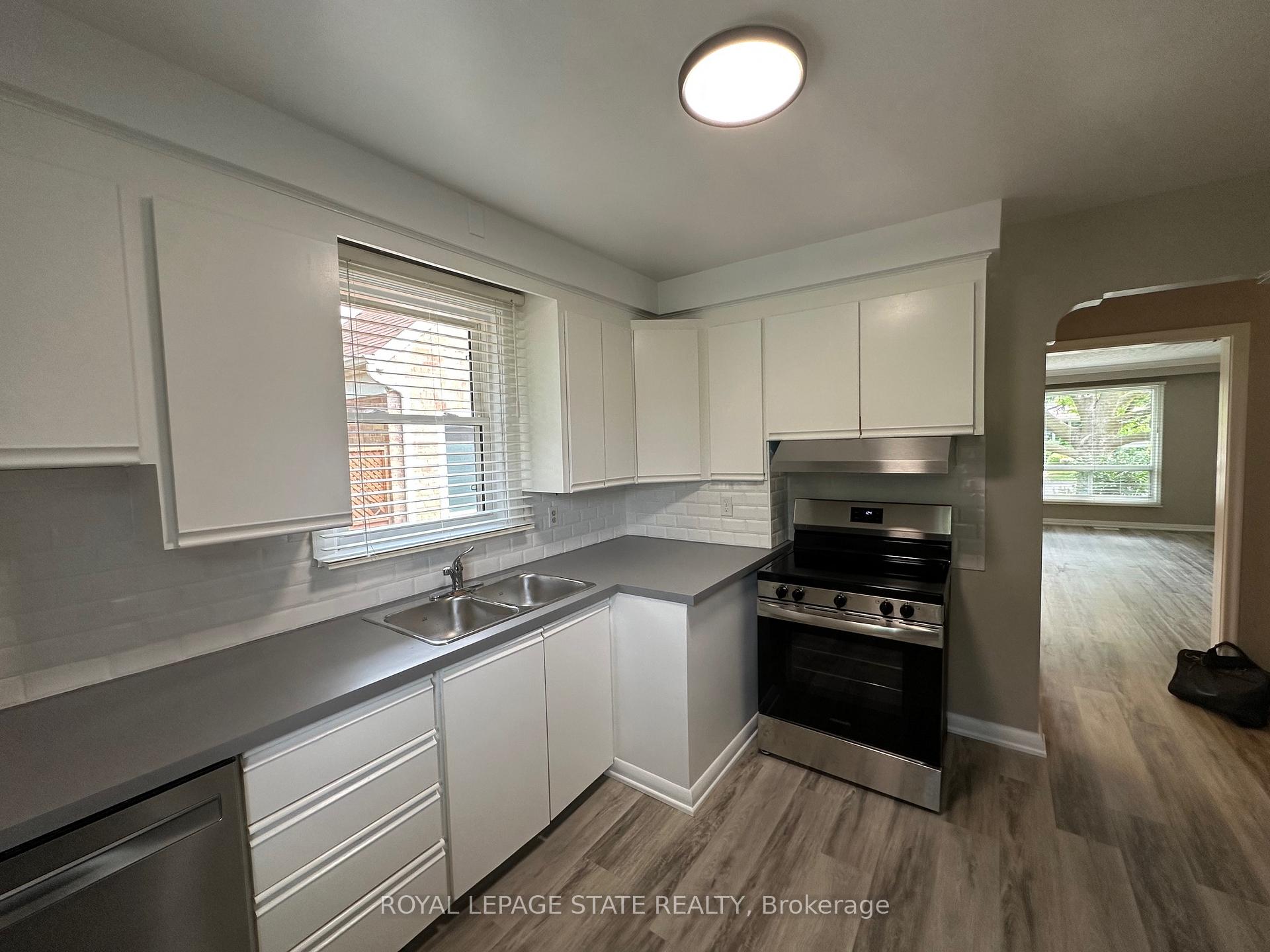 Photo 12 of 20 Lloyd Manor Road, Etobicoke, Princess-Rosethorn — HOMEH
