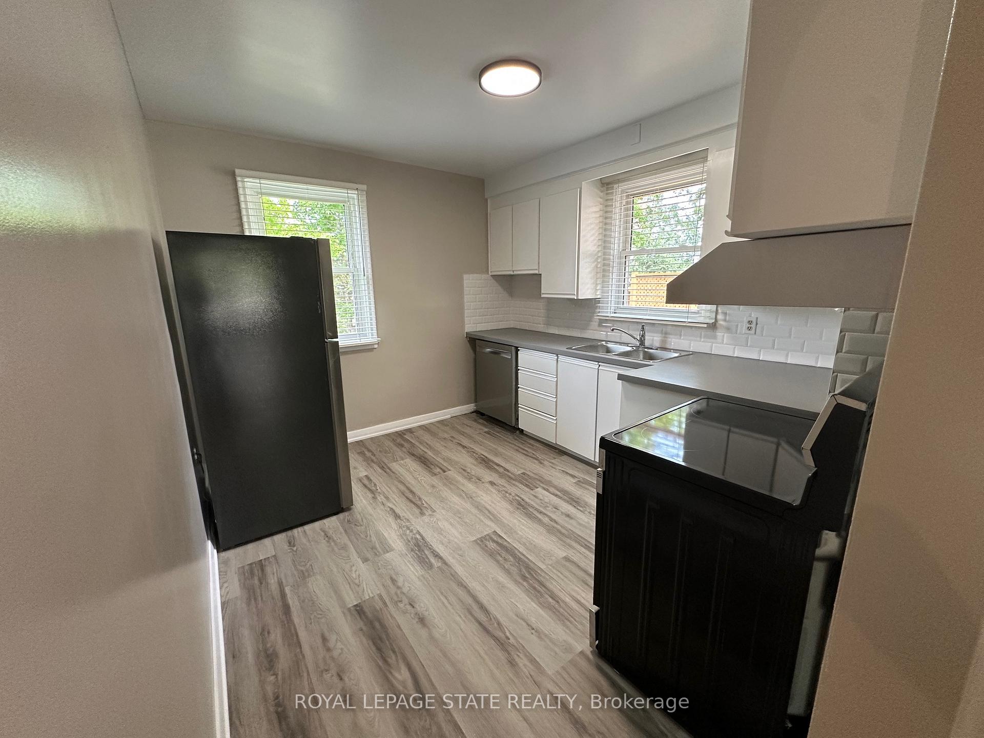 Photo 13 of 20 Lloyd Manor Road, Etobicoke, Princess-Rosethorn — HOMEH
