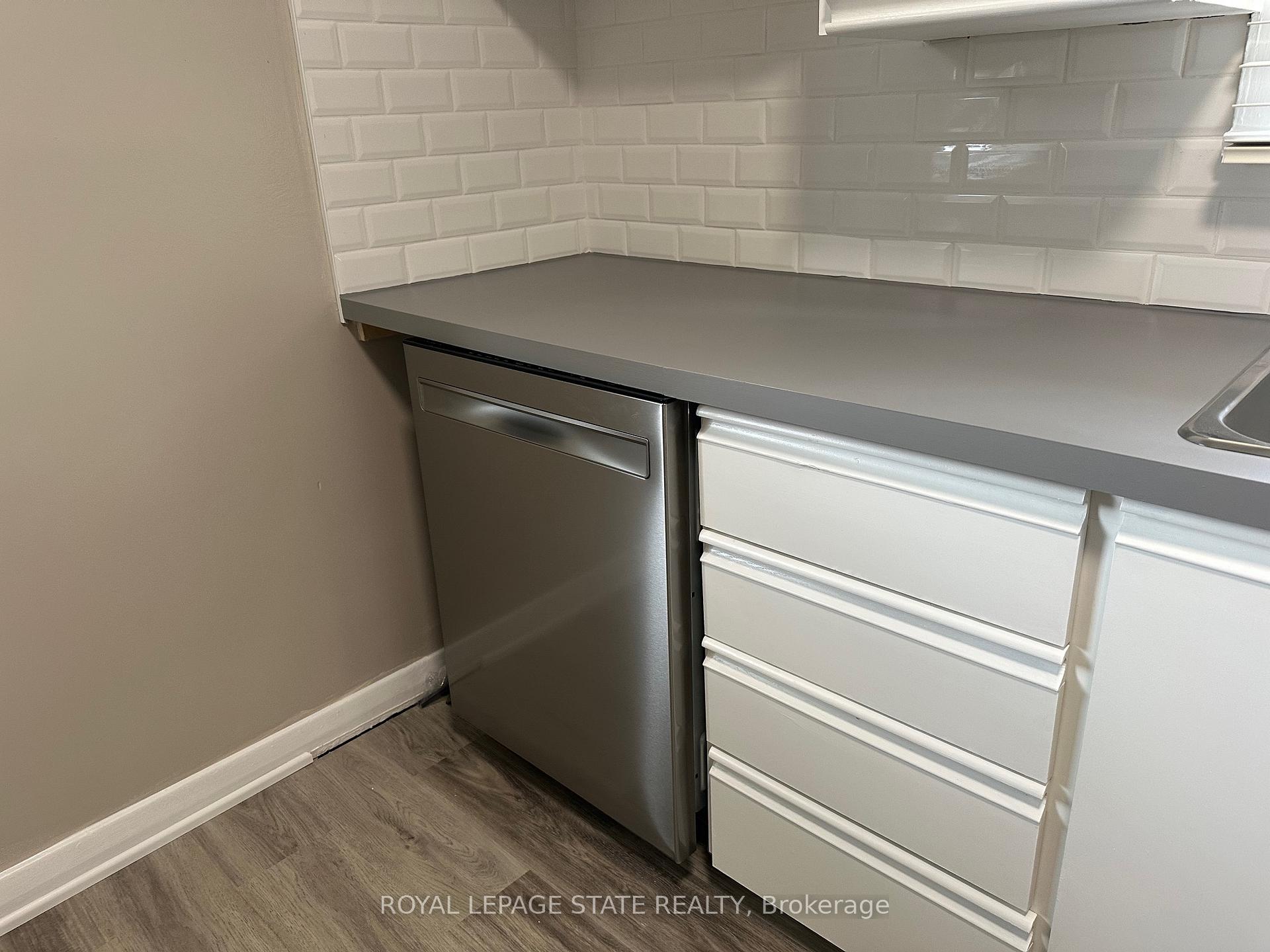 Photo 16 of 20 Lloyd Manor Road, Etobicoke, Princess-Rosethorn — HOMEH