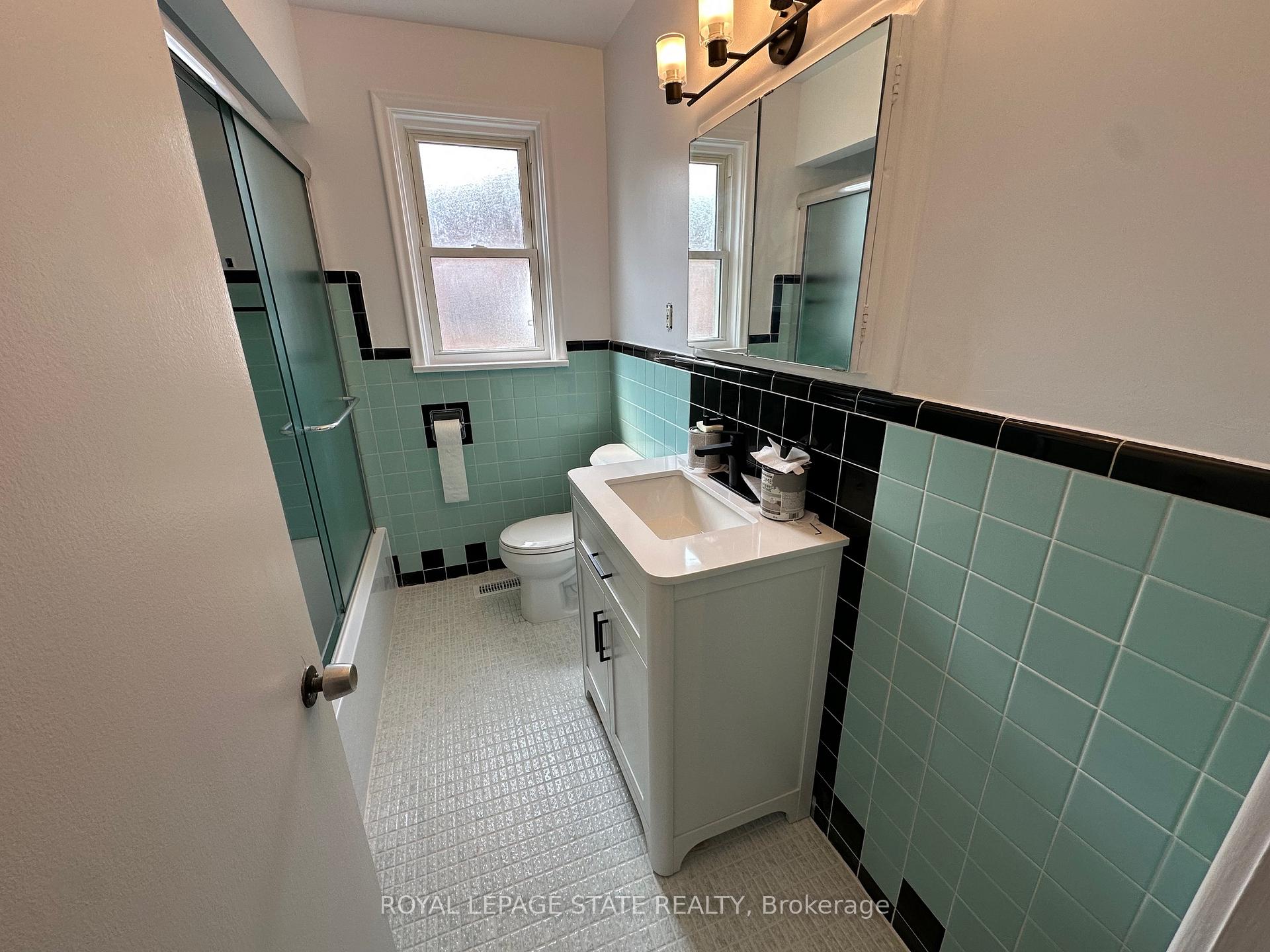 Photo 18 of 20 Lloyd Manor Road, Etobicoke, Princess-Rosethorn — HOMEH