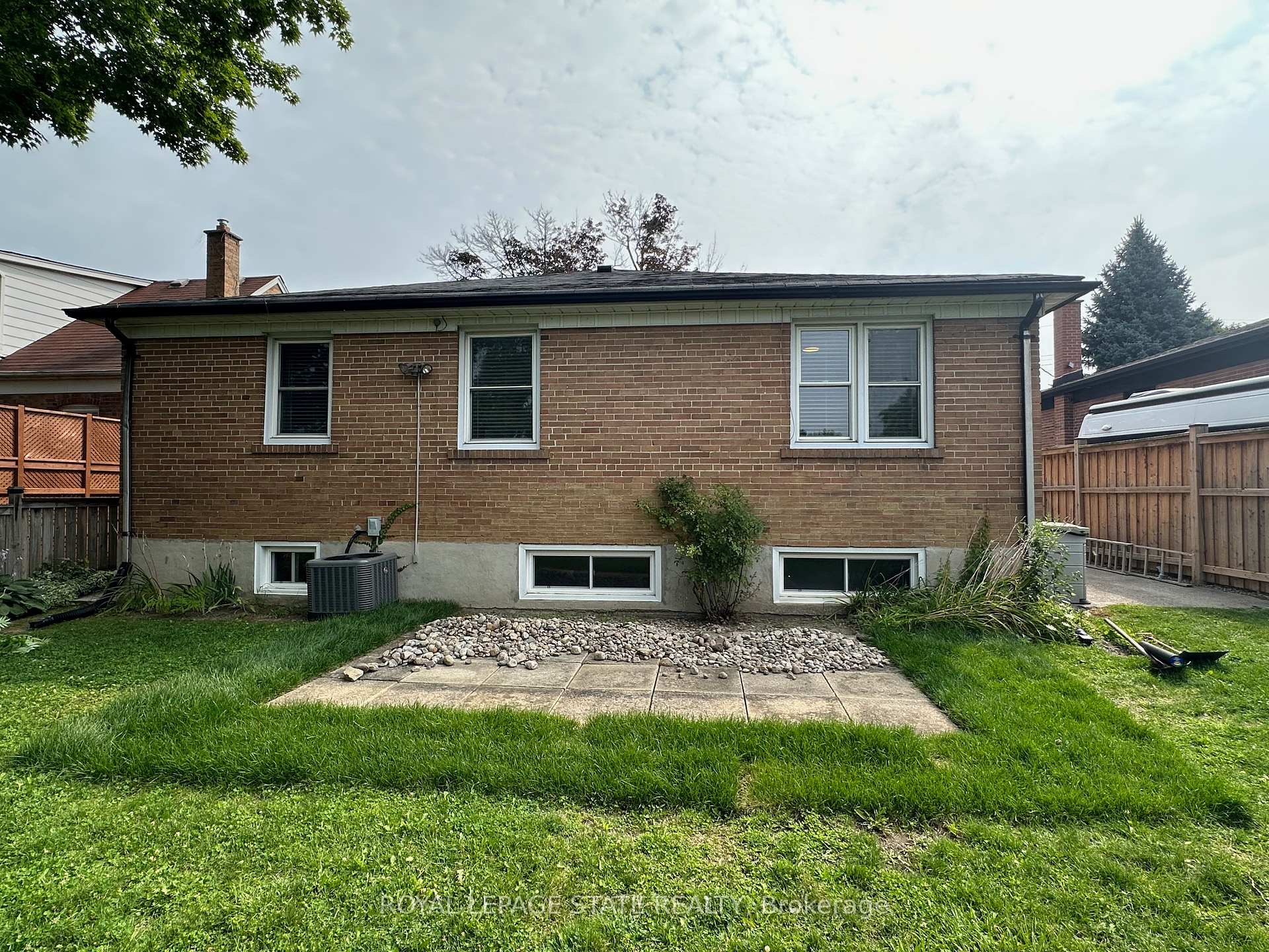 Photo 27 of 20 Lloyd Manor Road, Etobicoke, Princess-Rosethorn — HOMEH