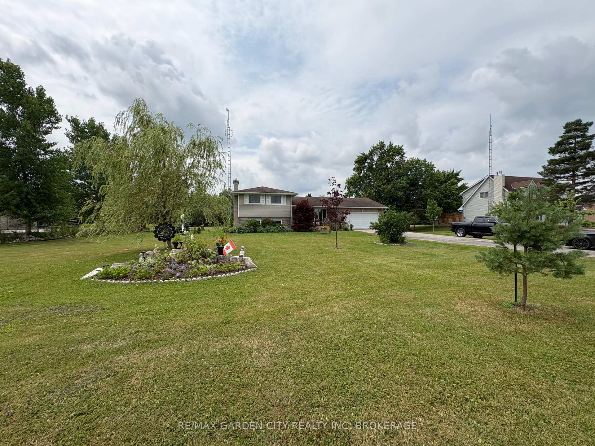 Photo 2 of 147 Cairns Crescent, Fort Erie, Bowen — HOMEH