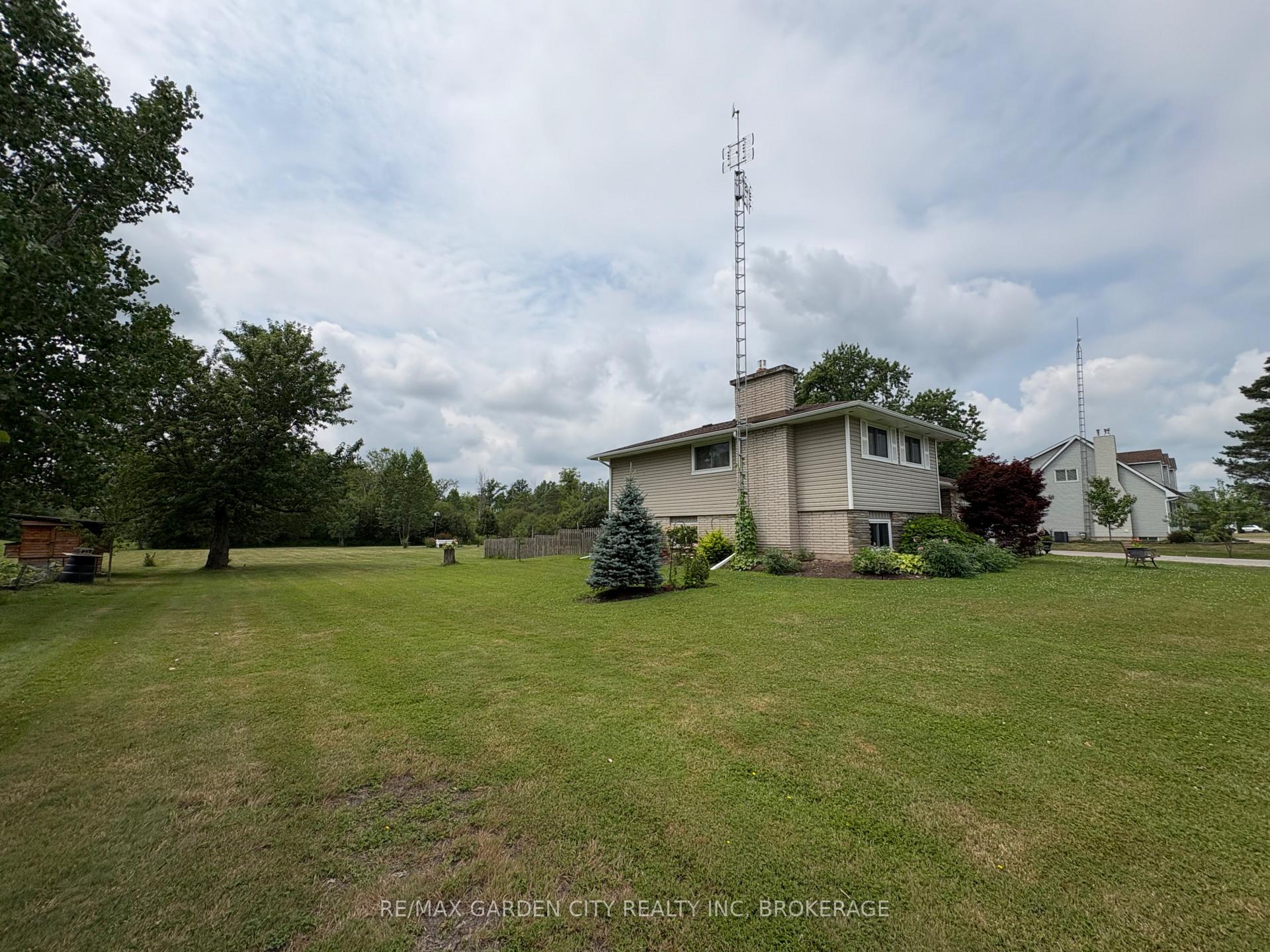 Photo 3 of 147 Cairns Crescent, Fort Erie, Bowen — HOMEH