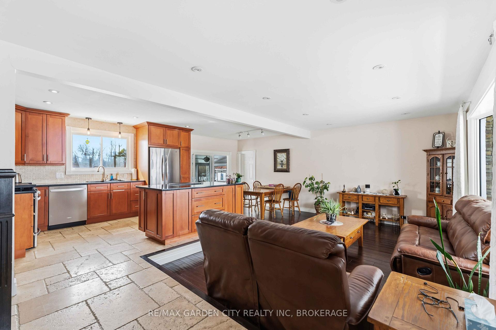 Photo 10 of 147 Cairns Crescent, Fort Erie, Bowen — HOMEH