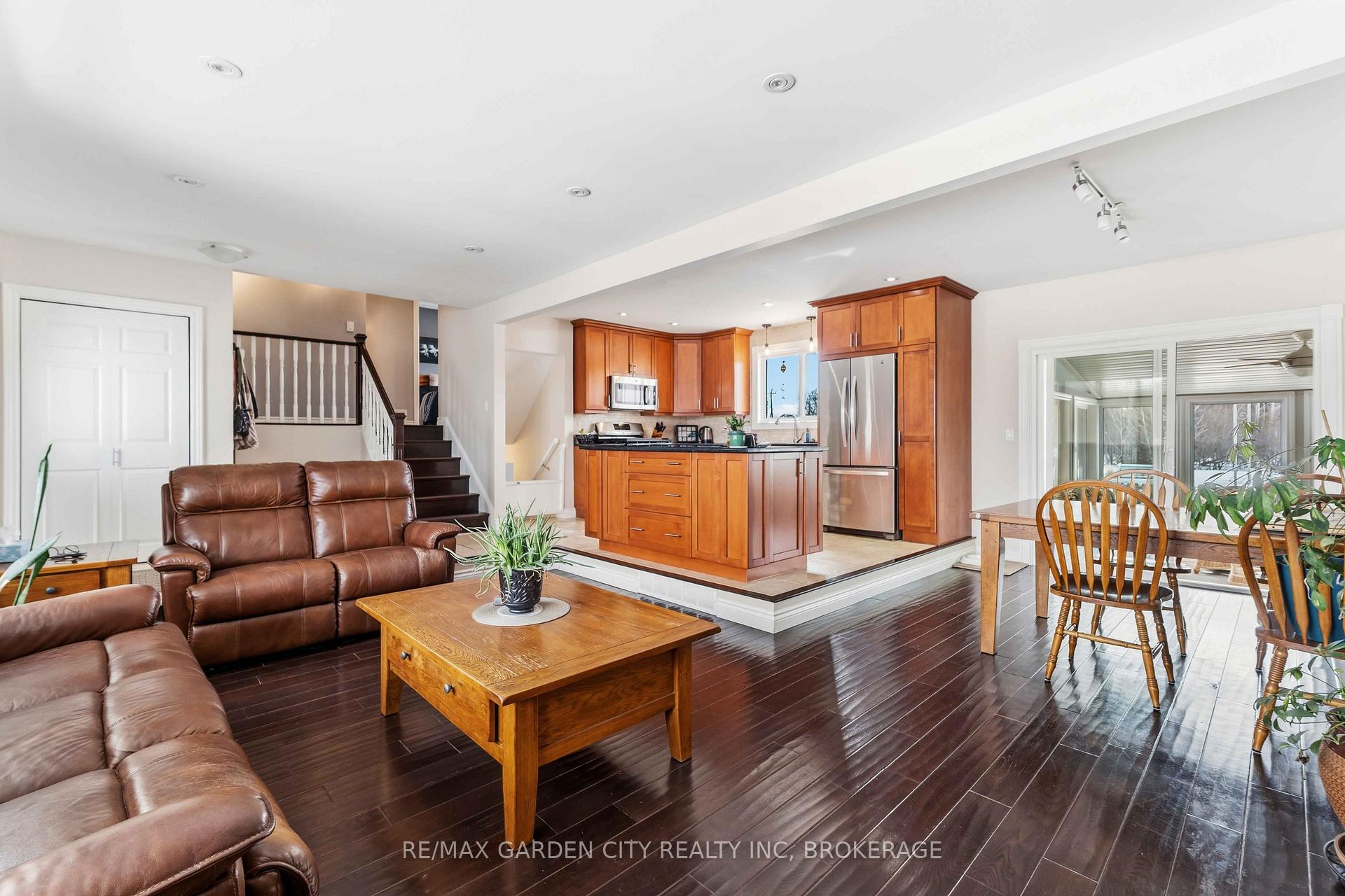 Photo 11 of 147 Cairns Crescent, Fort Erie, Bowen — HOMEH