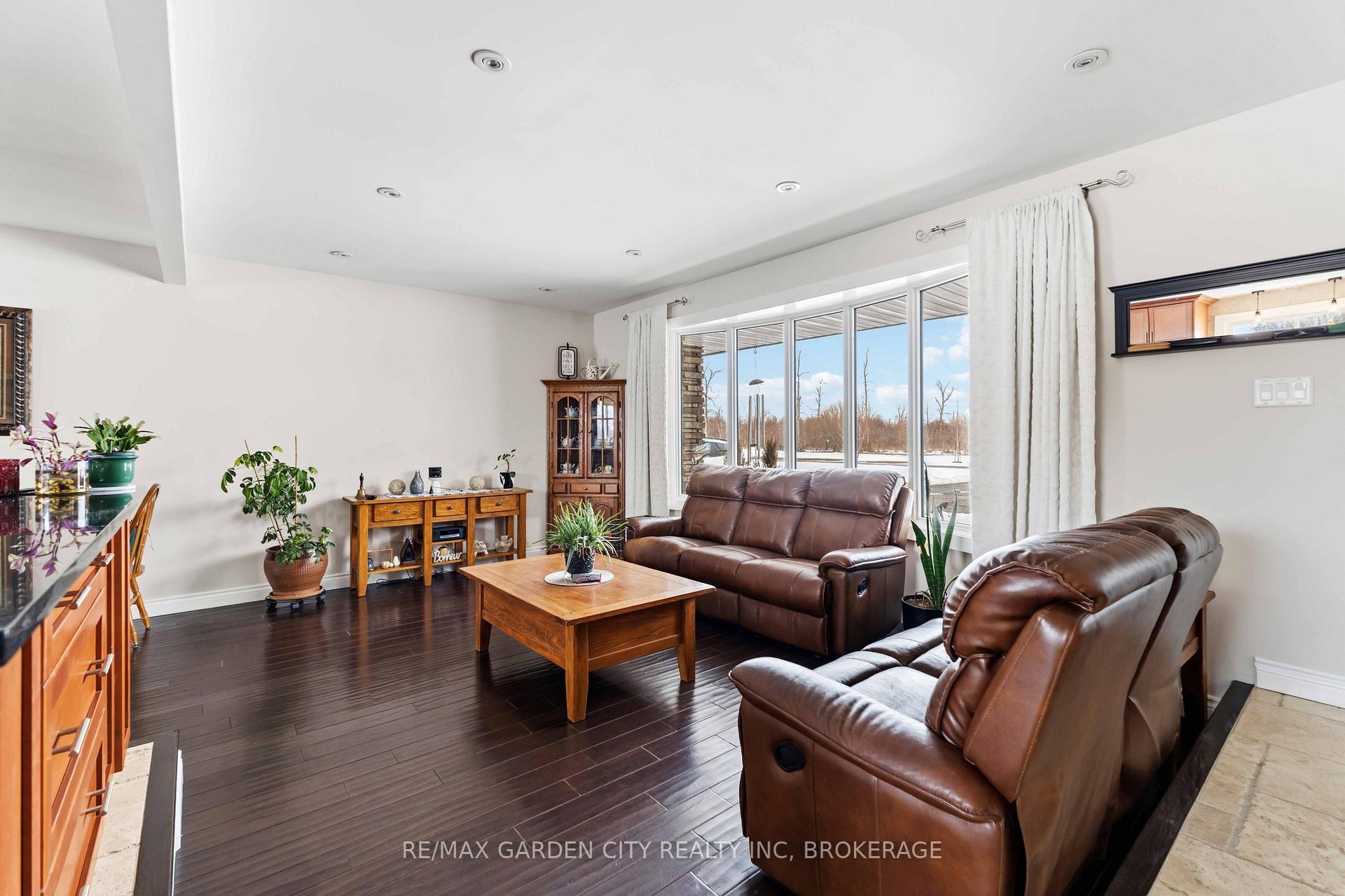 Photo 13 of 147 Cairns Crescent, Fort Erie, Bowen — HOMEH