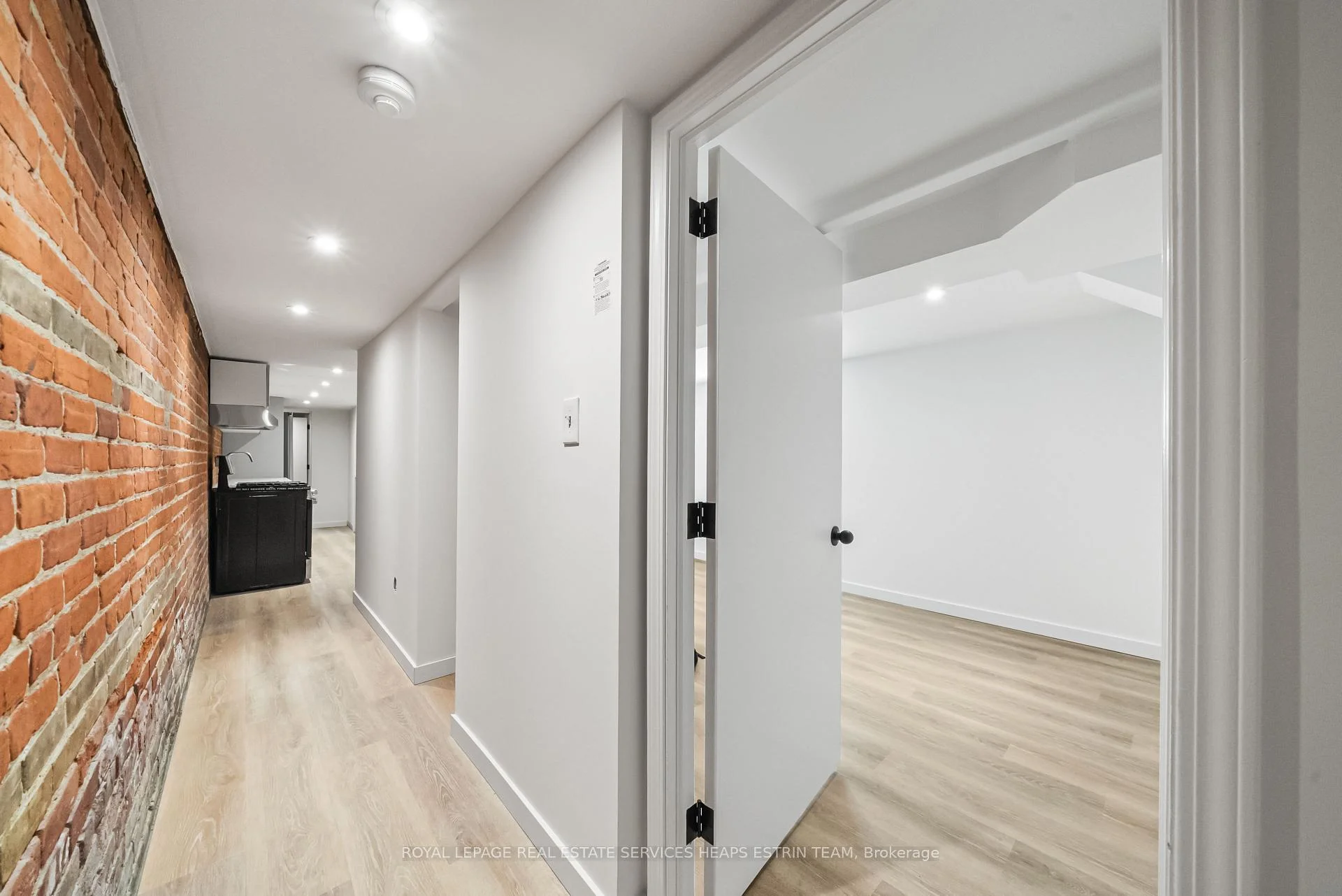 Photo 4 of Unit Upper, 476 Euclid Avenue, Toronto, Palmerston-Little Italy — HOMEH