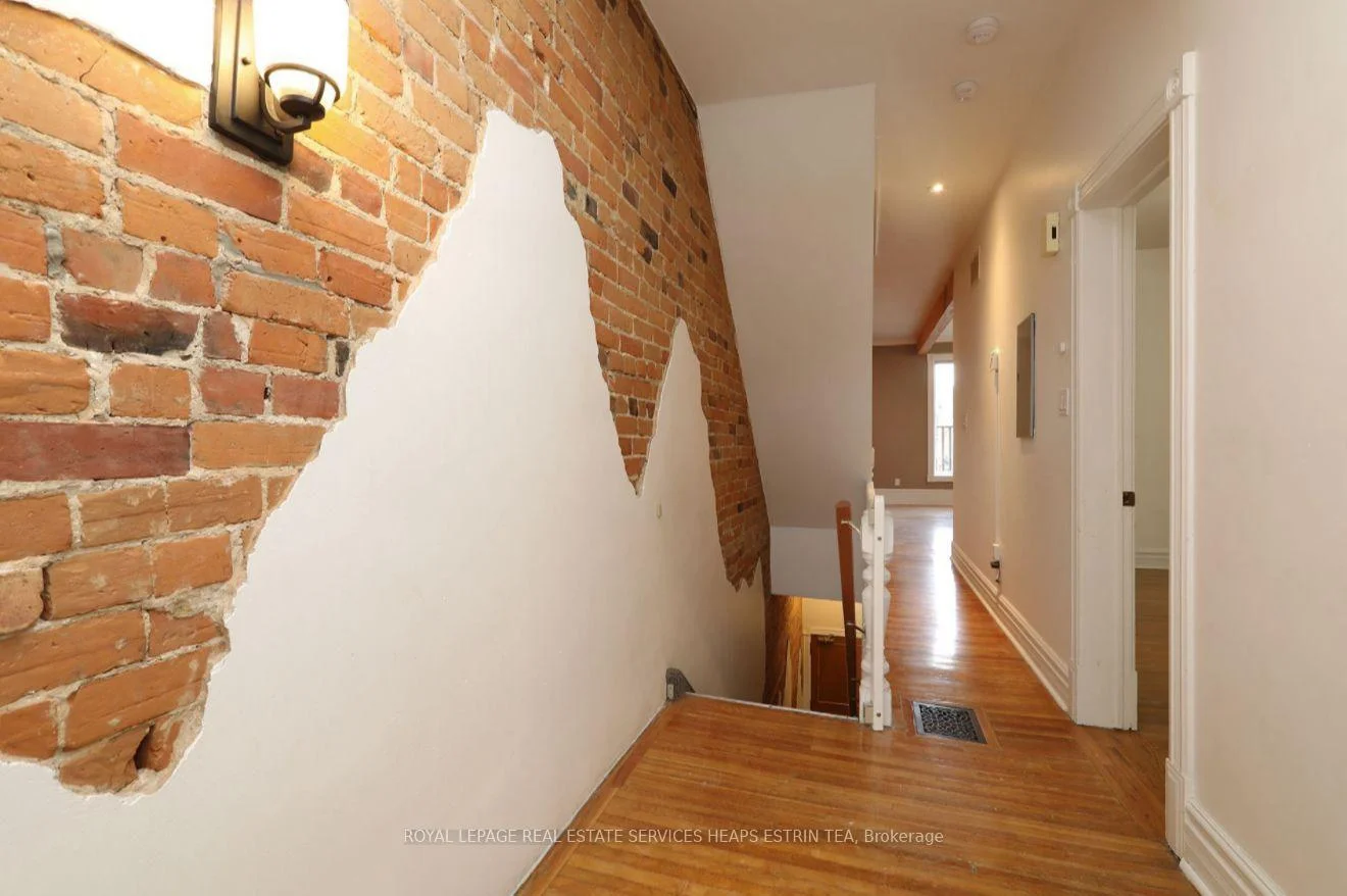 Photo 14 of Unit Upper, 476 Euclid Avenue, Toronto, Palmerston-Little Italy — HOMEH