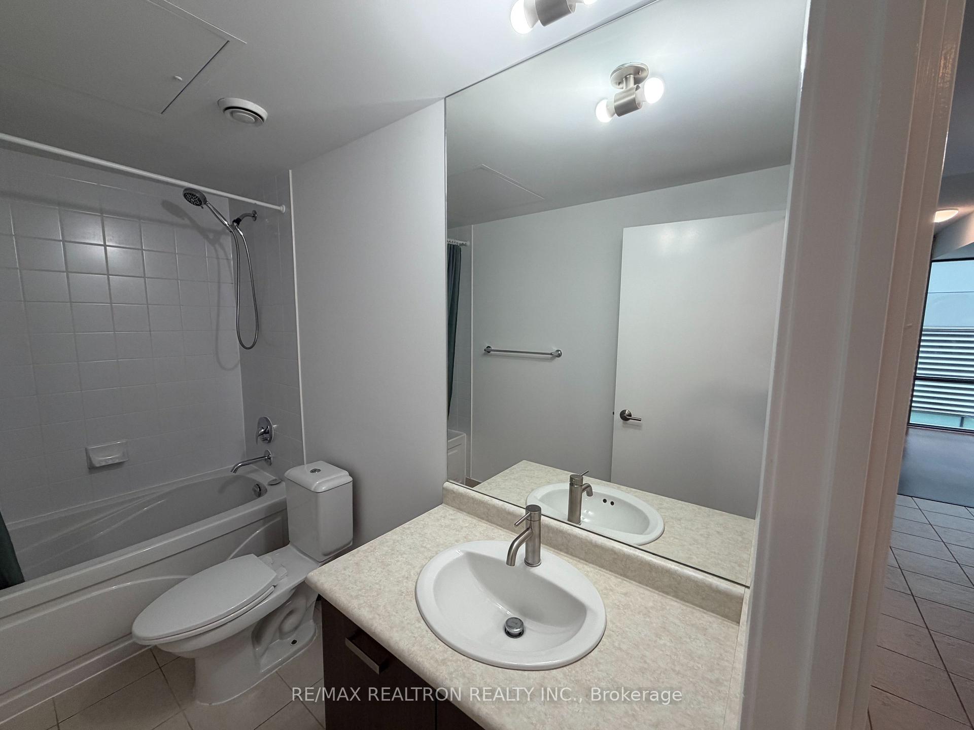 Photo 4 of Unit 1301, 832 Bay Street, Toronto, Bay Street Corridor — HOMEH