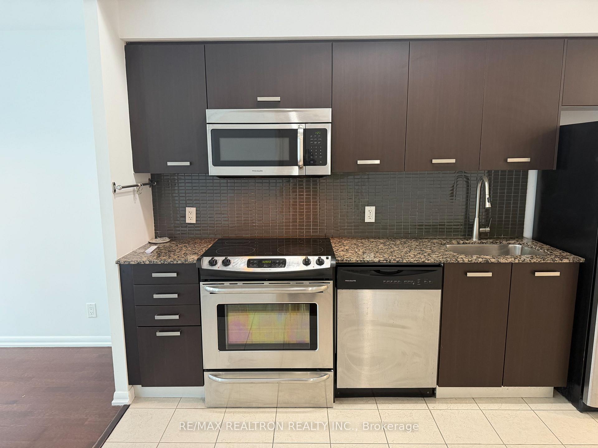 Photo 8 of Unit 1301, 832 Bay Street, Toronto, Bay Street Corridor — HOMEH