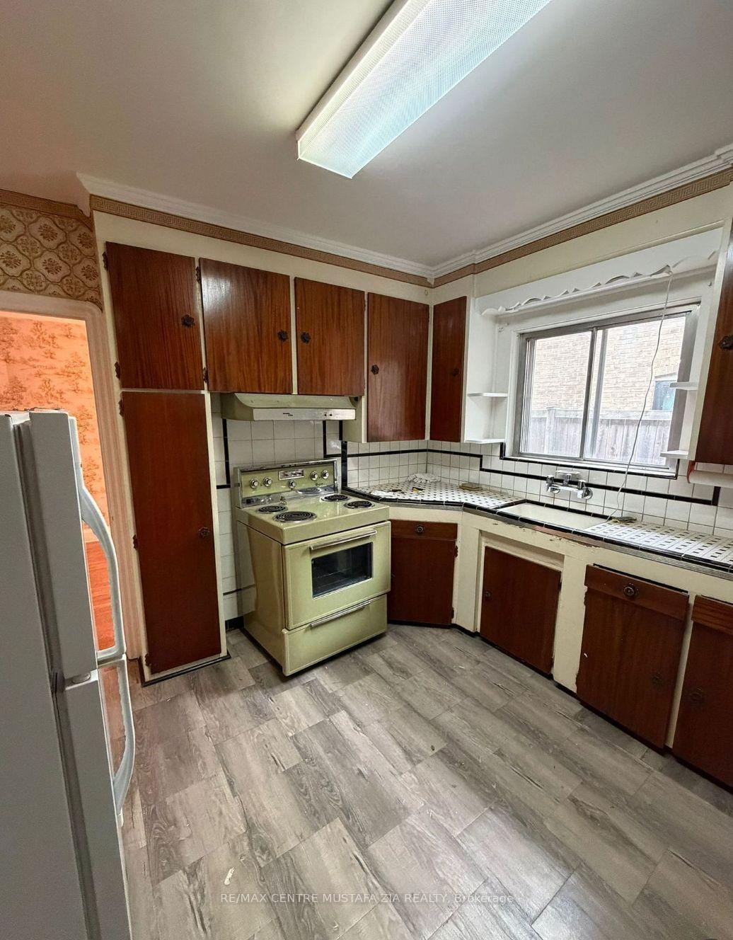 Photo 3 of 40 Ovida Avenue, Etobicoke, Islington-City Centre West — HOMEH