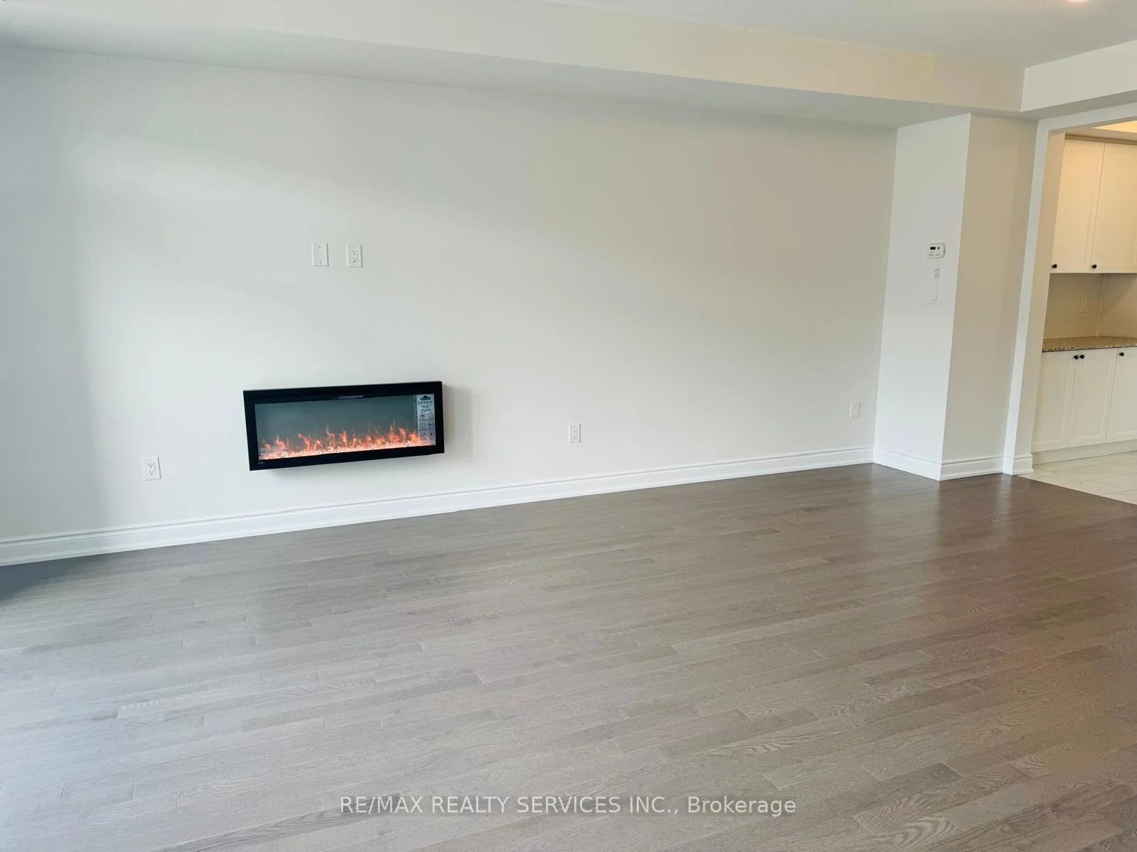 Photo 5 of 202 Tennant Circle, Vaughan, Vellore Village — HOMEH
