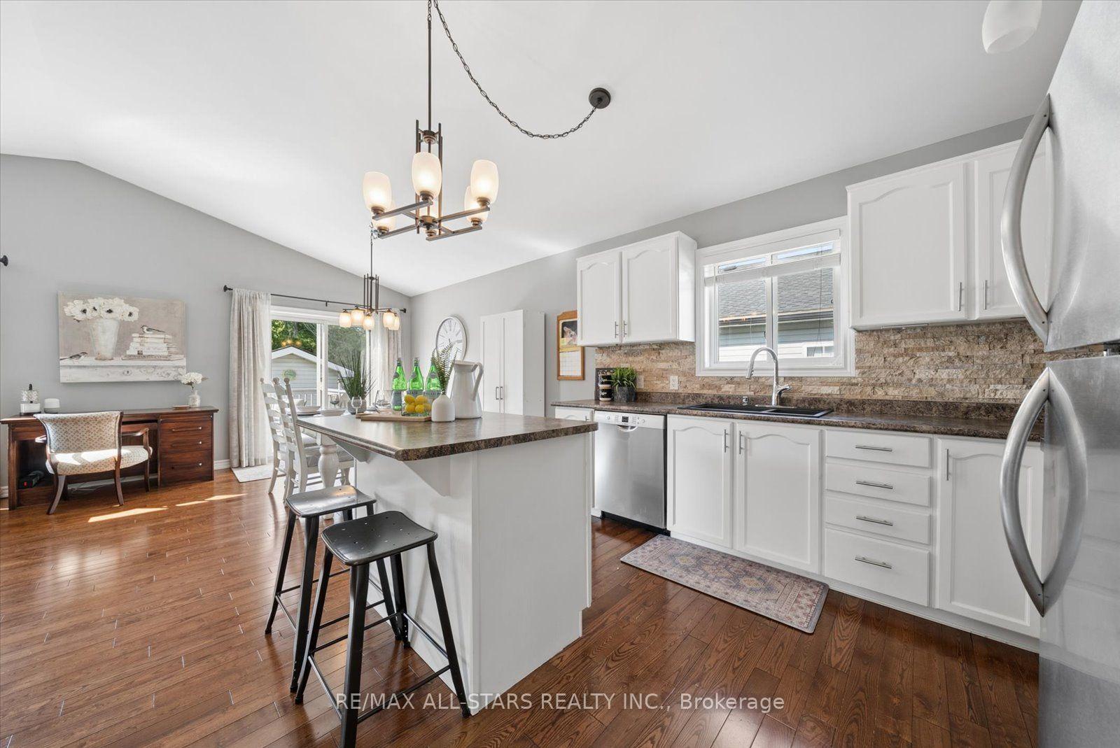 Photo 11 of 1008 Metro Road N, Georgina, Historic Lakeshore Communities — HOMEH