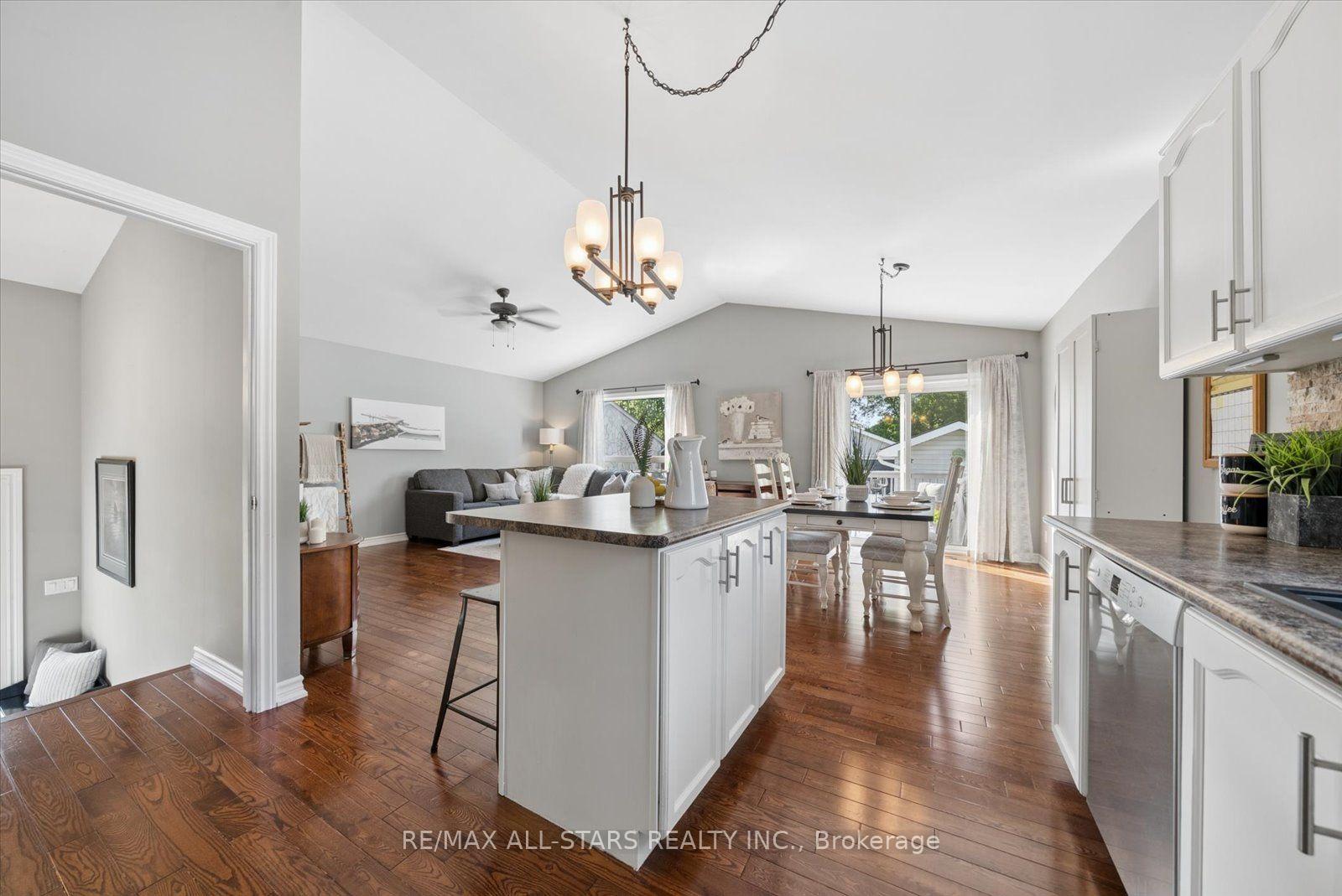 Photo 15 of 1008 Metro Road N, Georgina, Historic Lakeshore Communities — HOMEH