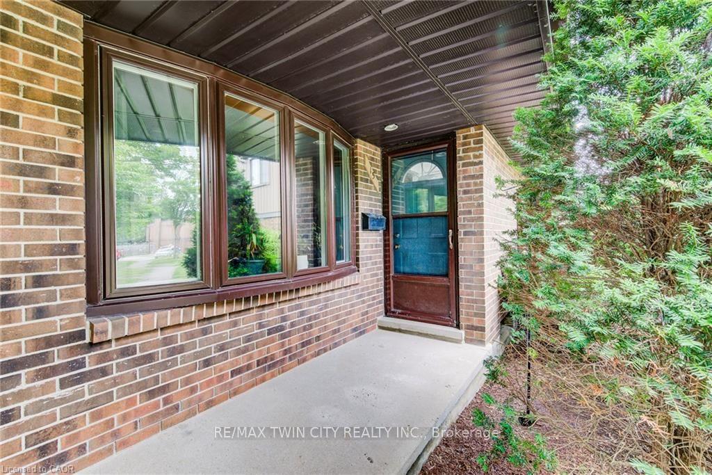 Photo 3 of Unit 15, 285 Sandowne Drive, Waterloo, Huron Park — HOMEH