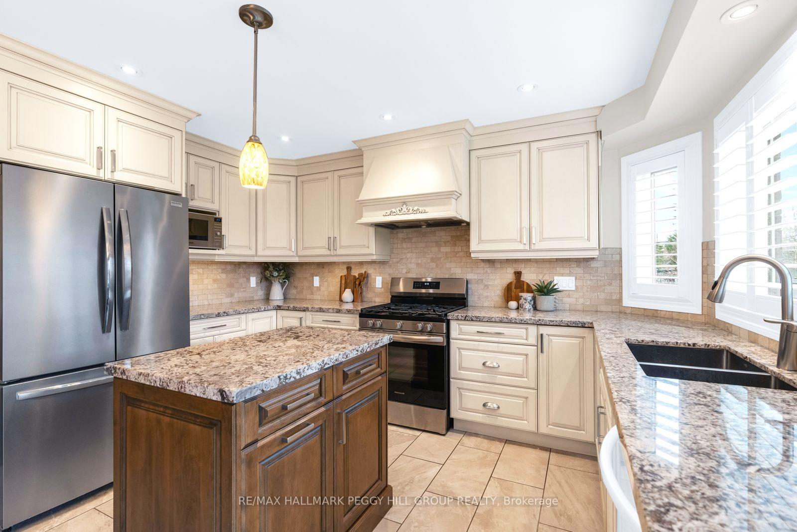 Photo 3 of 87 Cityview Circle, Barrie, Holly — HOMEH