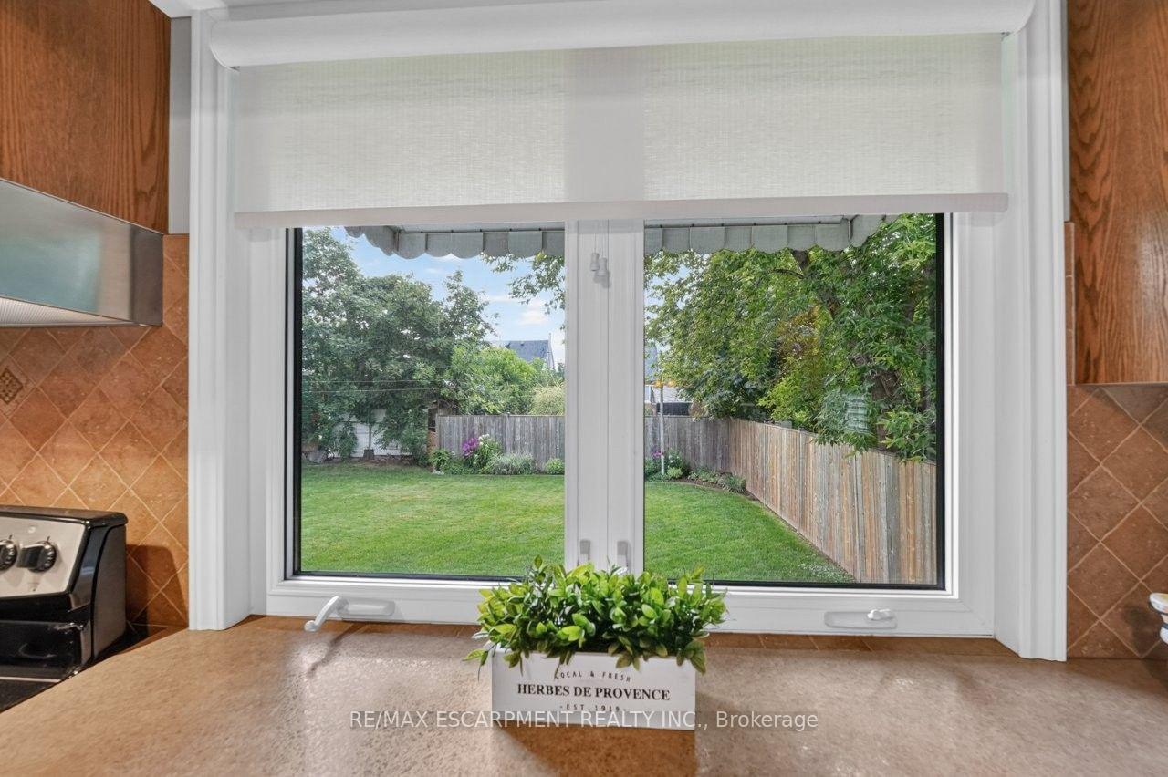 Photo 8 of 23 Lakeview Avenue, Grimsby, Grimsby Beach — HOMEH