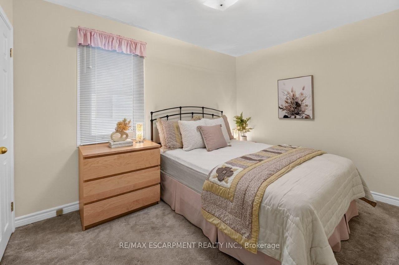 Photo 17 of 23 Lakeview Avenue, Grimsby, Grimsby Beach — HOMEH