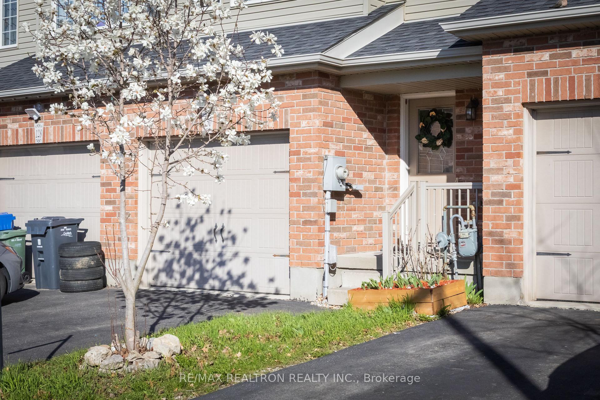 Photo 3 of 130 Simmonds Drive, Guelph, Victoria North — HOMEH