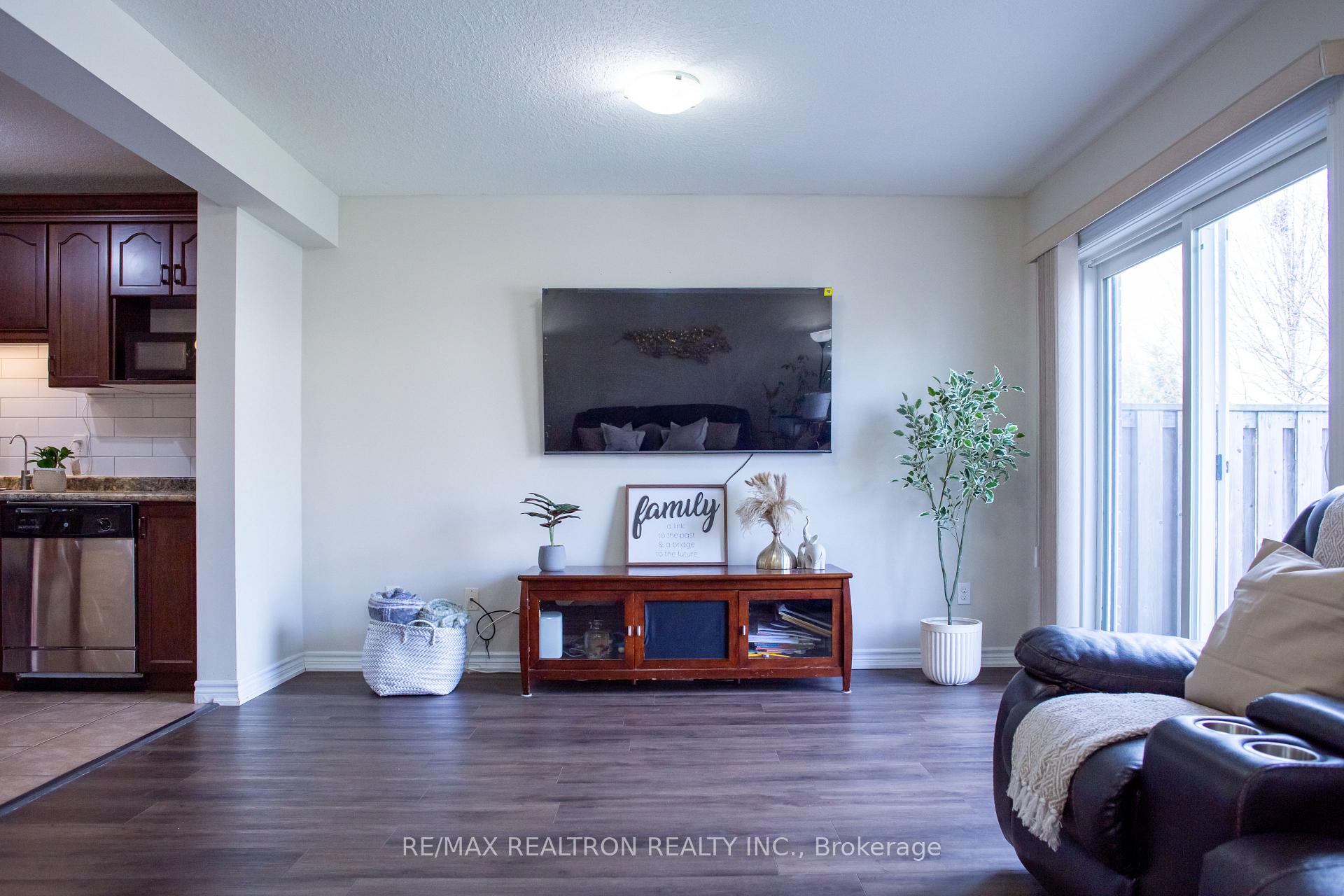Photo 14 of 130 Simmonds Drive, Guelph, Victoria North — HOMEH