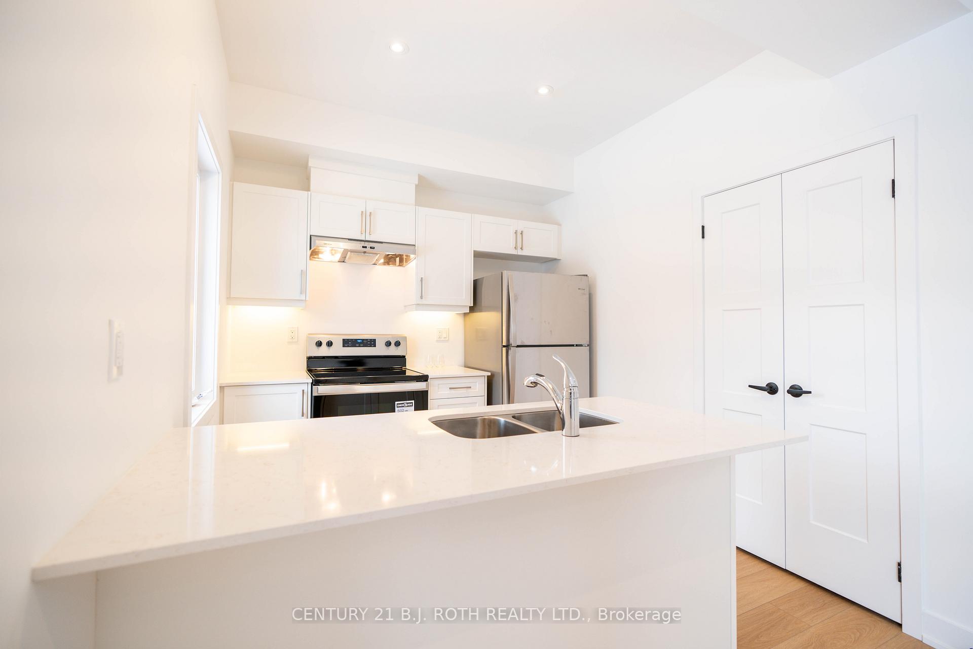 Photo 3 of 236 Prince William Way, Barrie, Innis-Shore — HOMEH