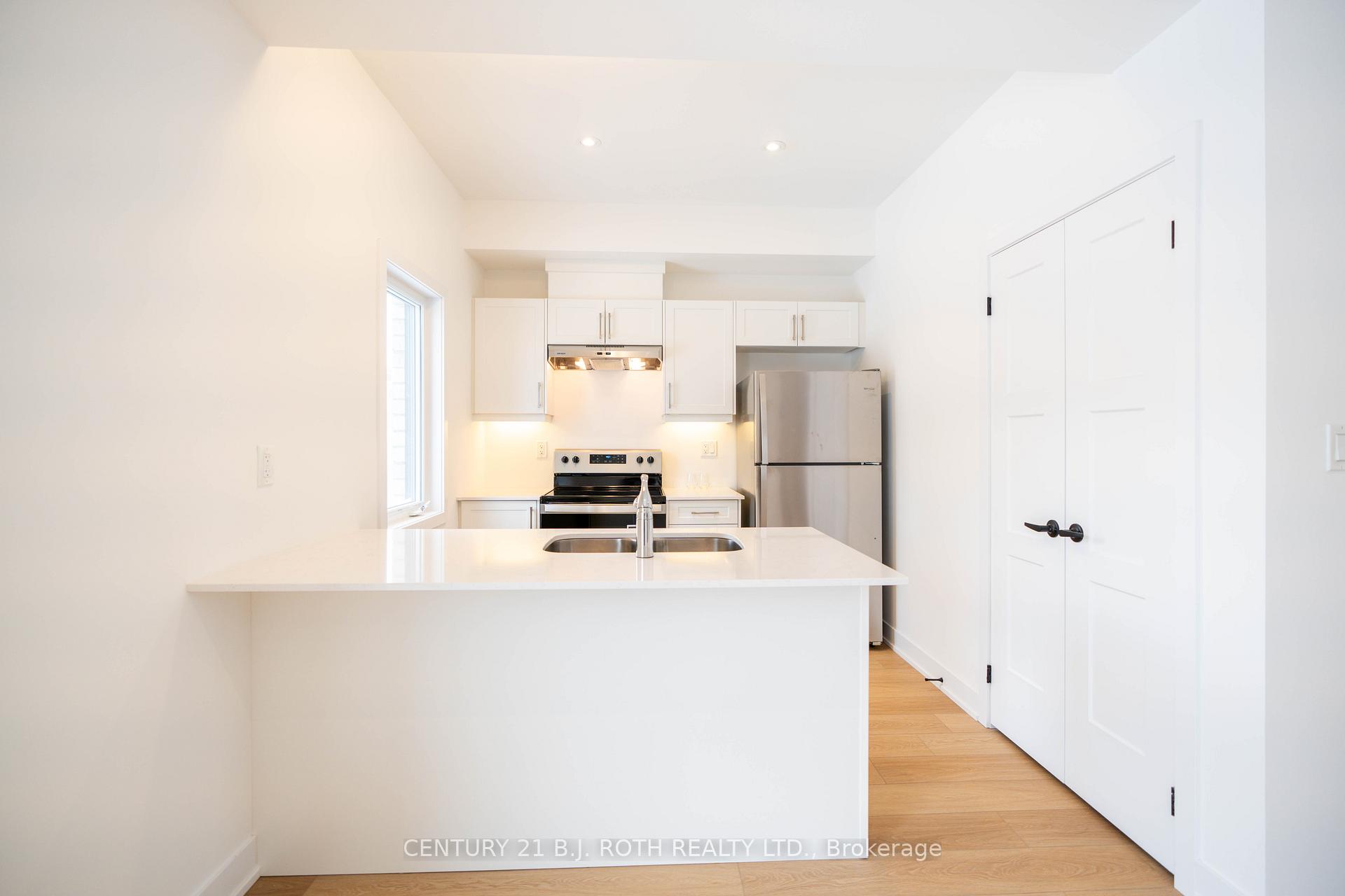 Photo 4 of 236 Prince William Way, Barrie, Innis-Shore — HOMEH