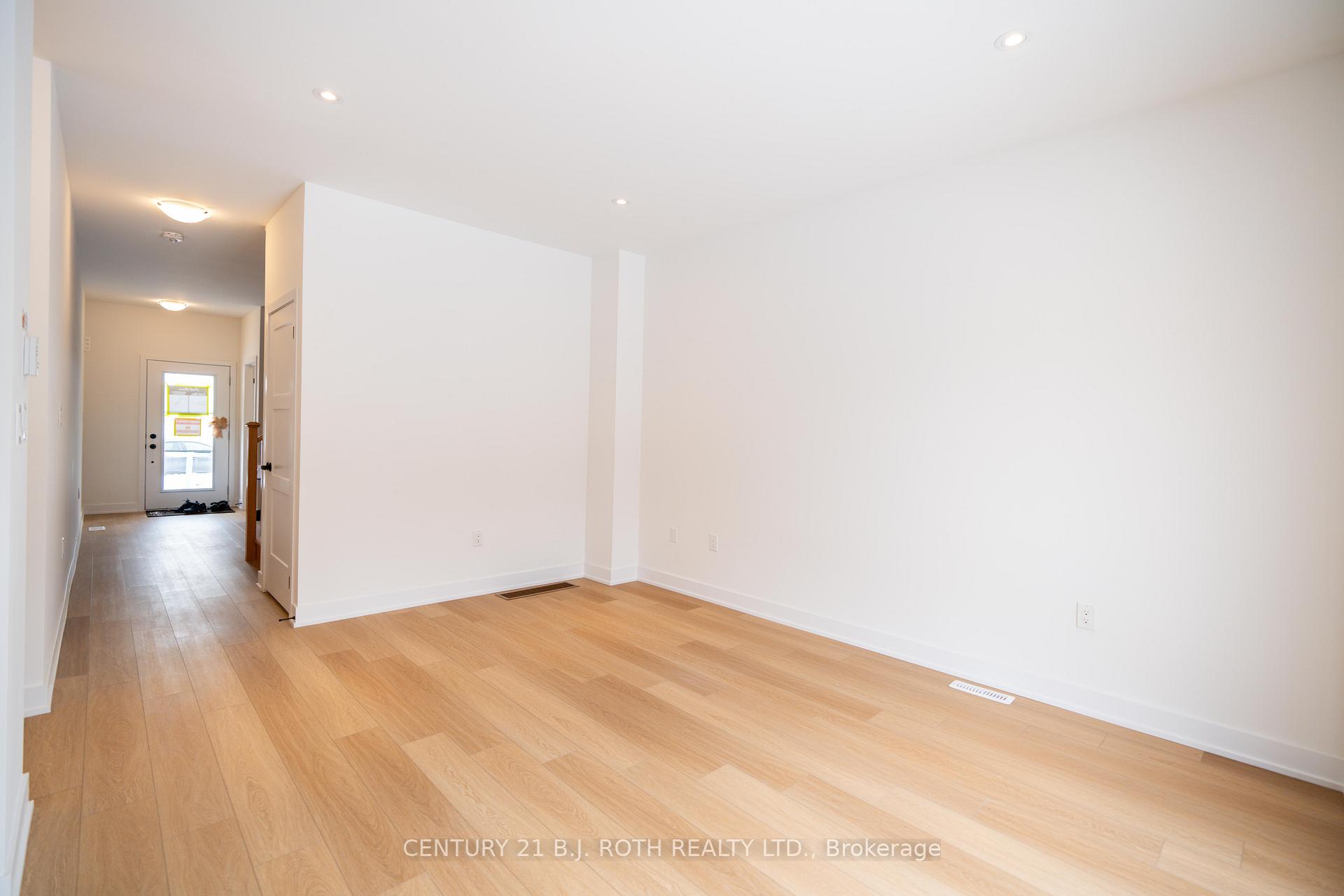 Photo 9 of 236 Prince William Way, Barrie, Innis-Shore — HOMEH
