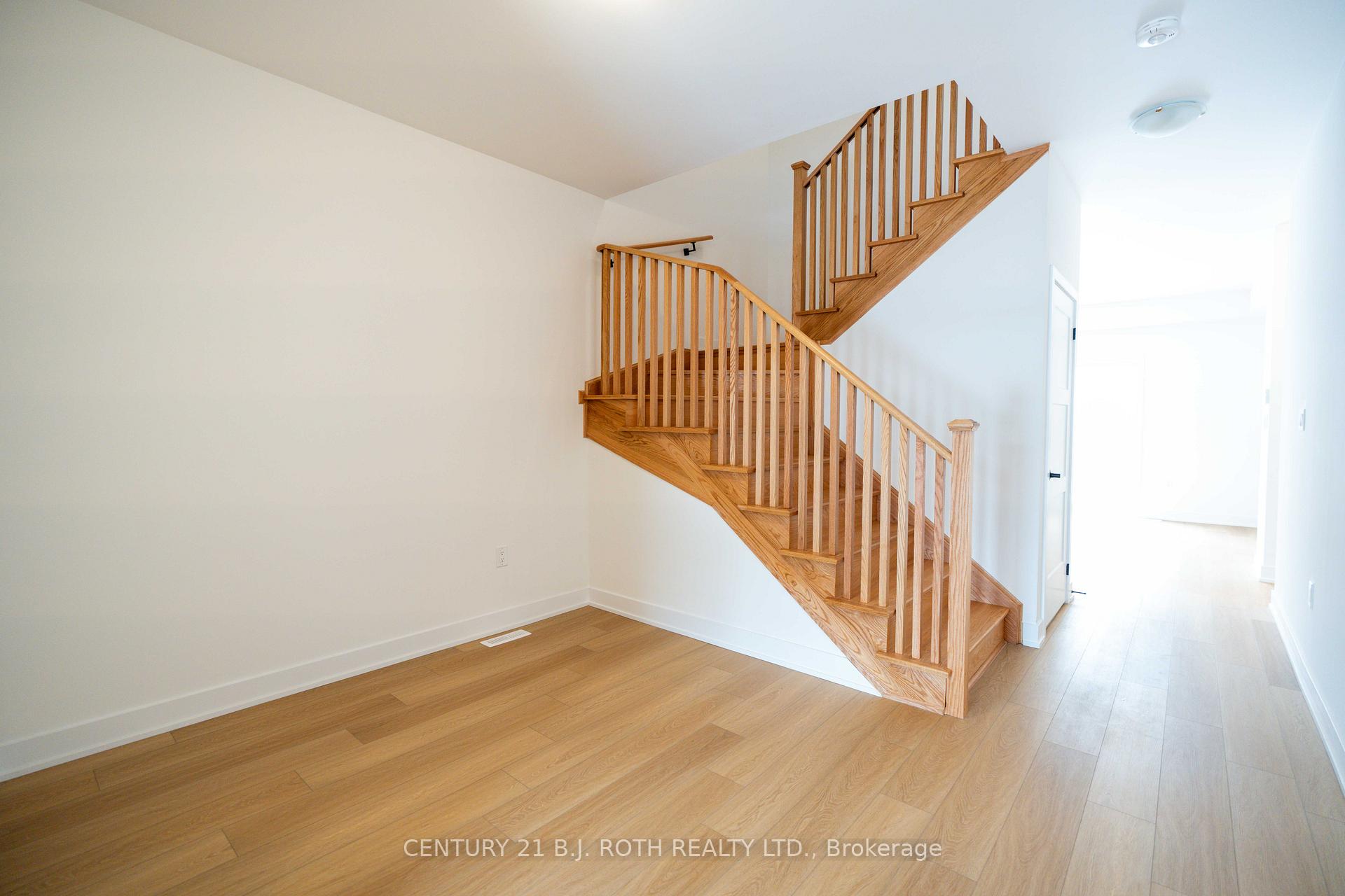 Photo 10 of 236 Prince William Way, Barrie, Innis-Shore — HOMEH