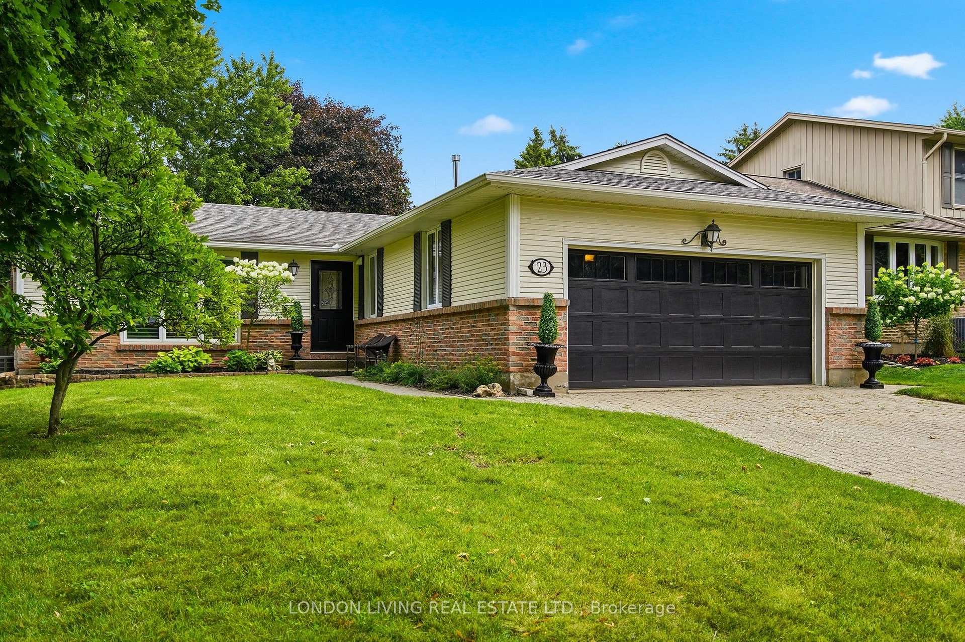 Photo 3 of 23 Greenbrier Crescent, London, South N — HOMEH