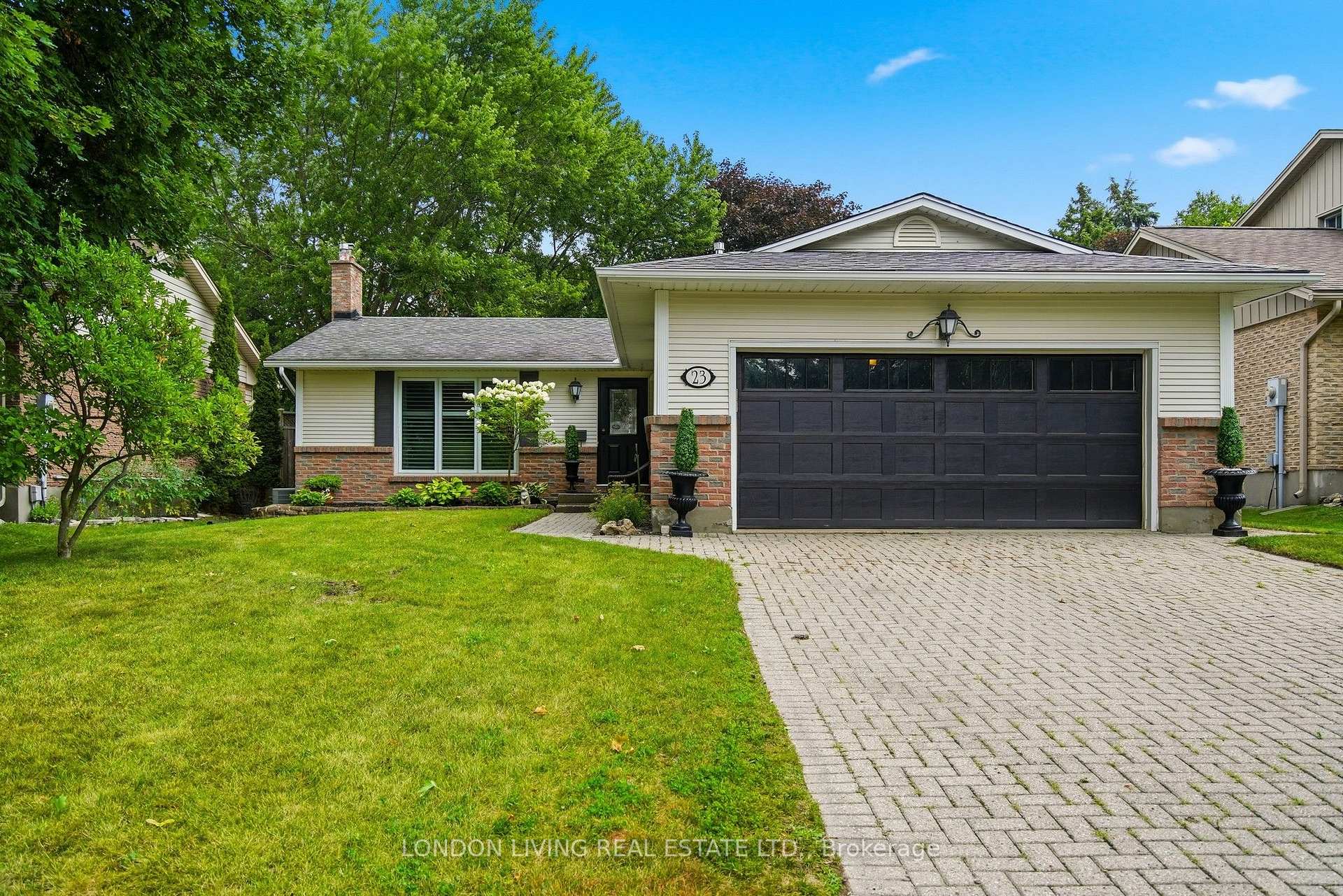 Photo 4 of 23 Greenbrier Crescent, London, South N — HOMEH